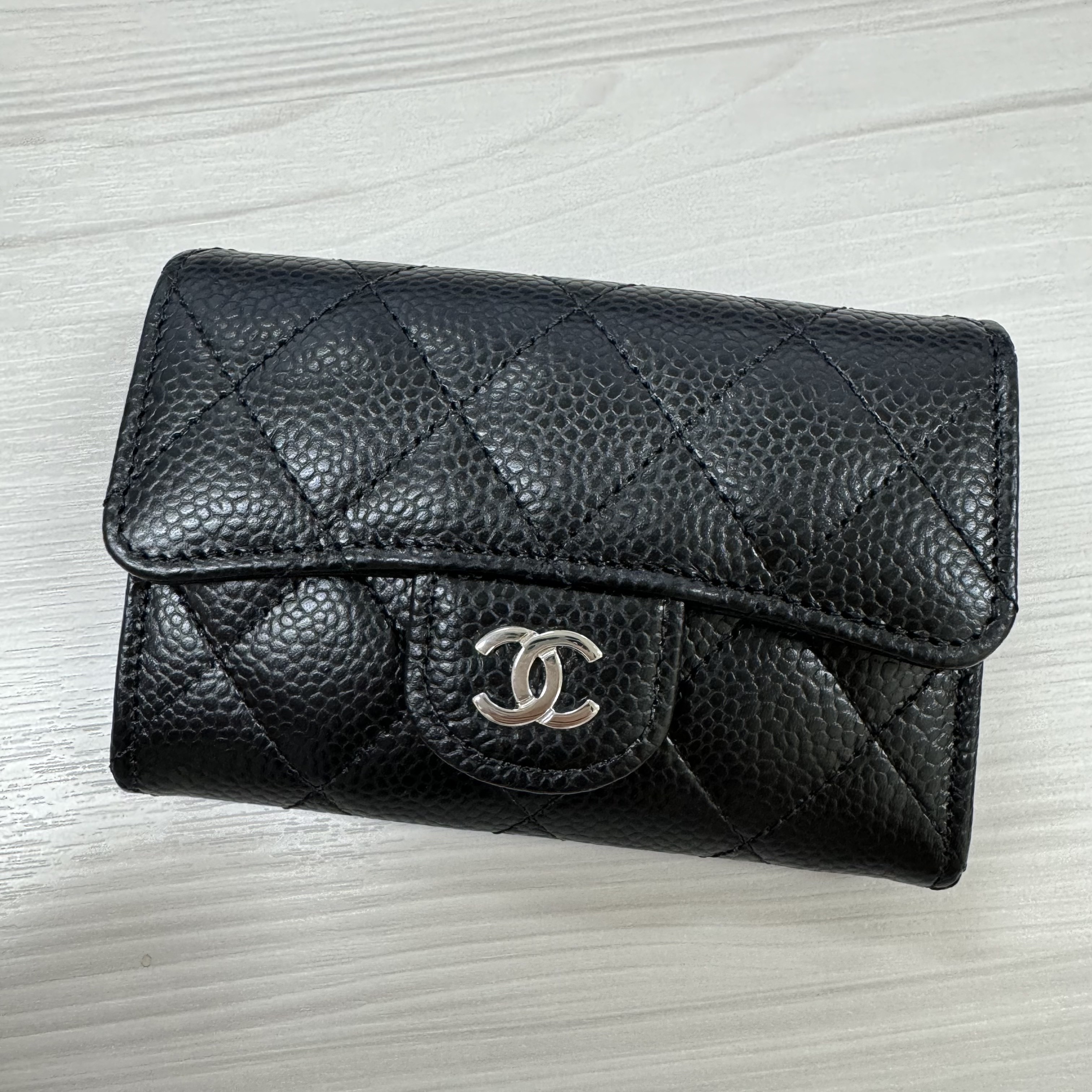 Chanel Classic Card Holder Grained Calfskin & Silver Black 착용 스타일