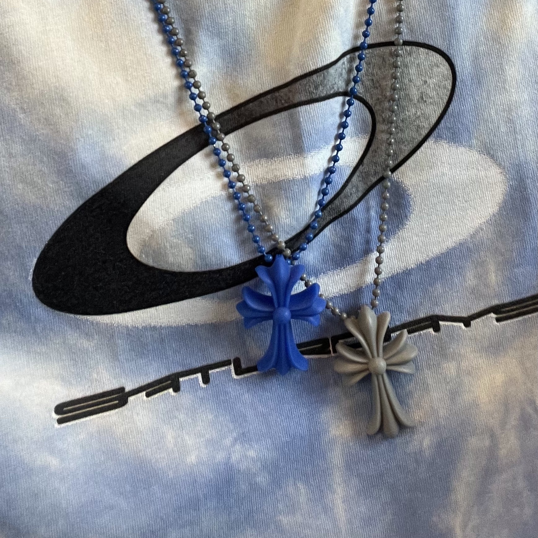 Chrome Hearts Silichrome CH Cross Pendant Blue 2023, Chrome Hearts Silichrome CH Cross Pendant Grey 2023 착용 스타일