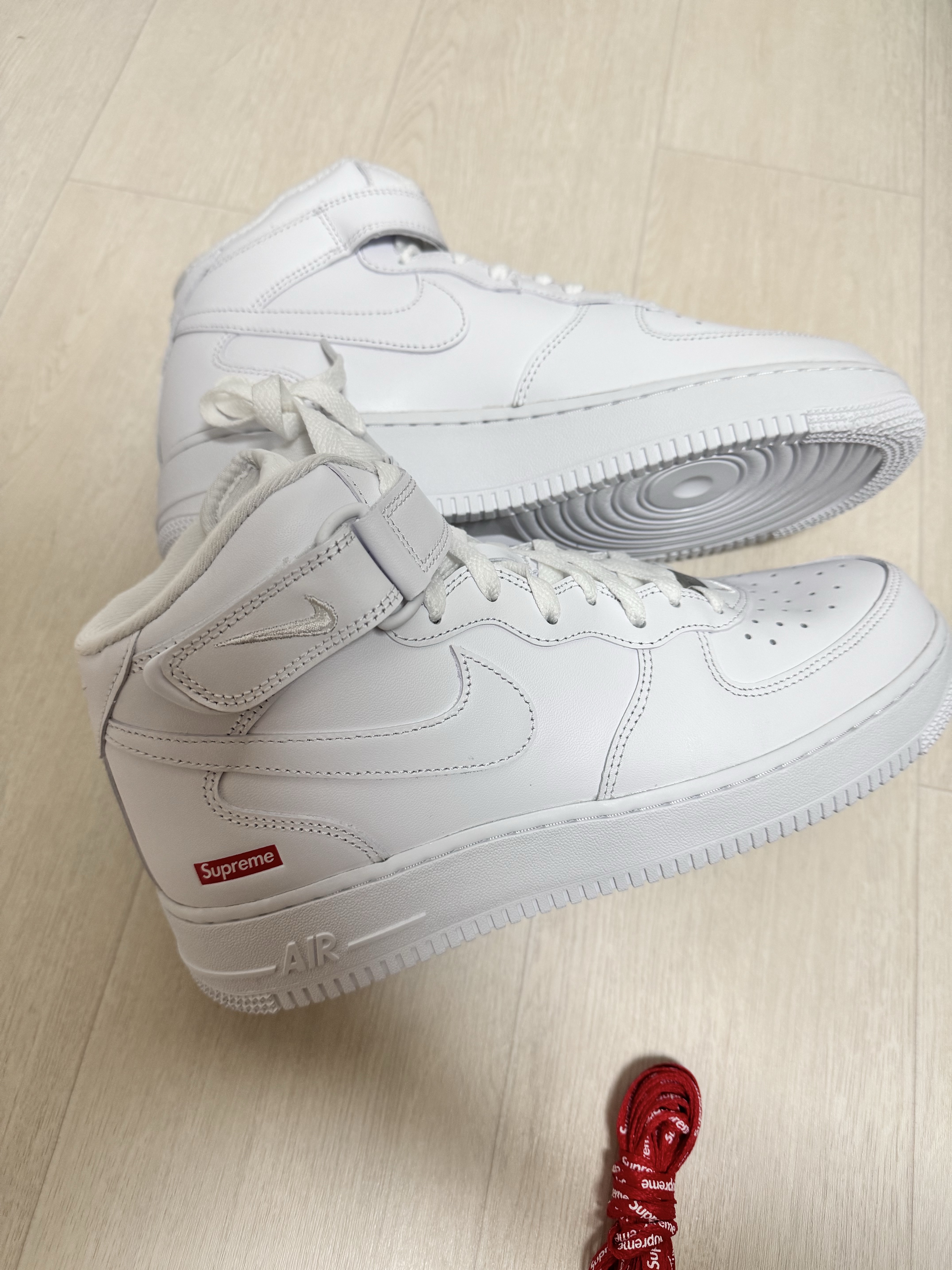 Nike x Supreme Air Force 1 Mid White 착용 스타일