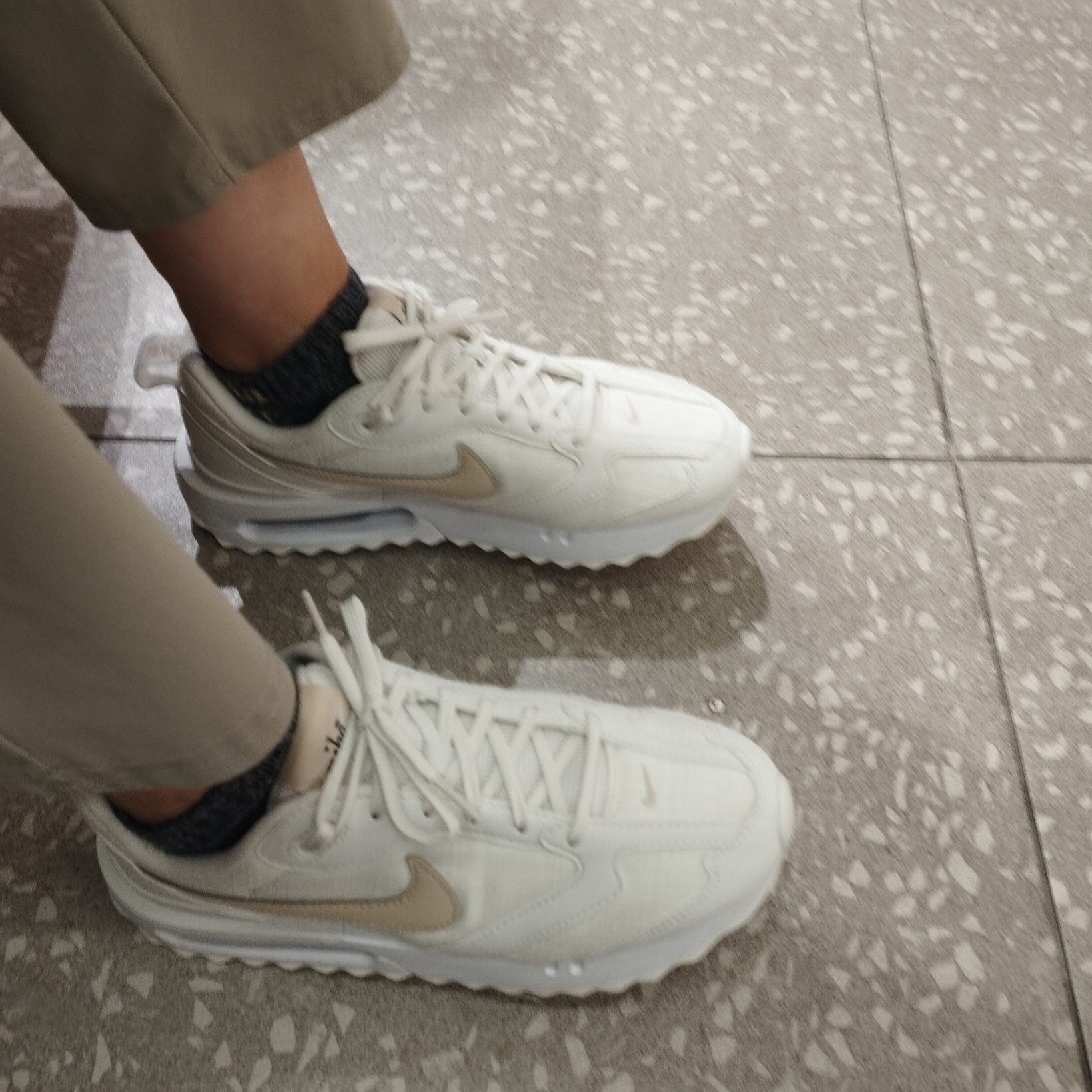 (W) Nike Air Max Dawn Sail Sanddrift 착용 스타일
