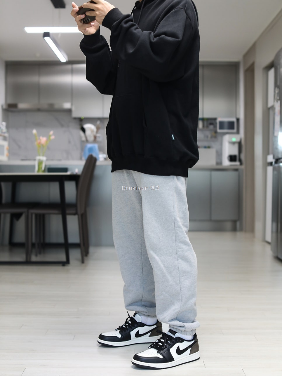Jordan 1 Retro Low OG Mocha 착용 스타일 - 2