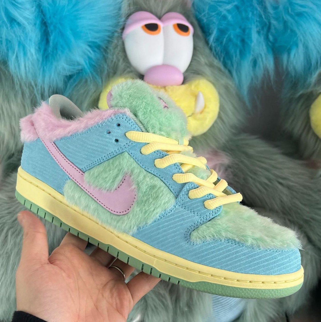 Nike x Verdy SB Dunk Low Pro Blue Gaze and Enamel Green, Verdy x Blackpink Binky Keychain Pink 착용 스타일 - 2