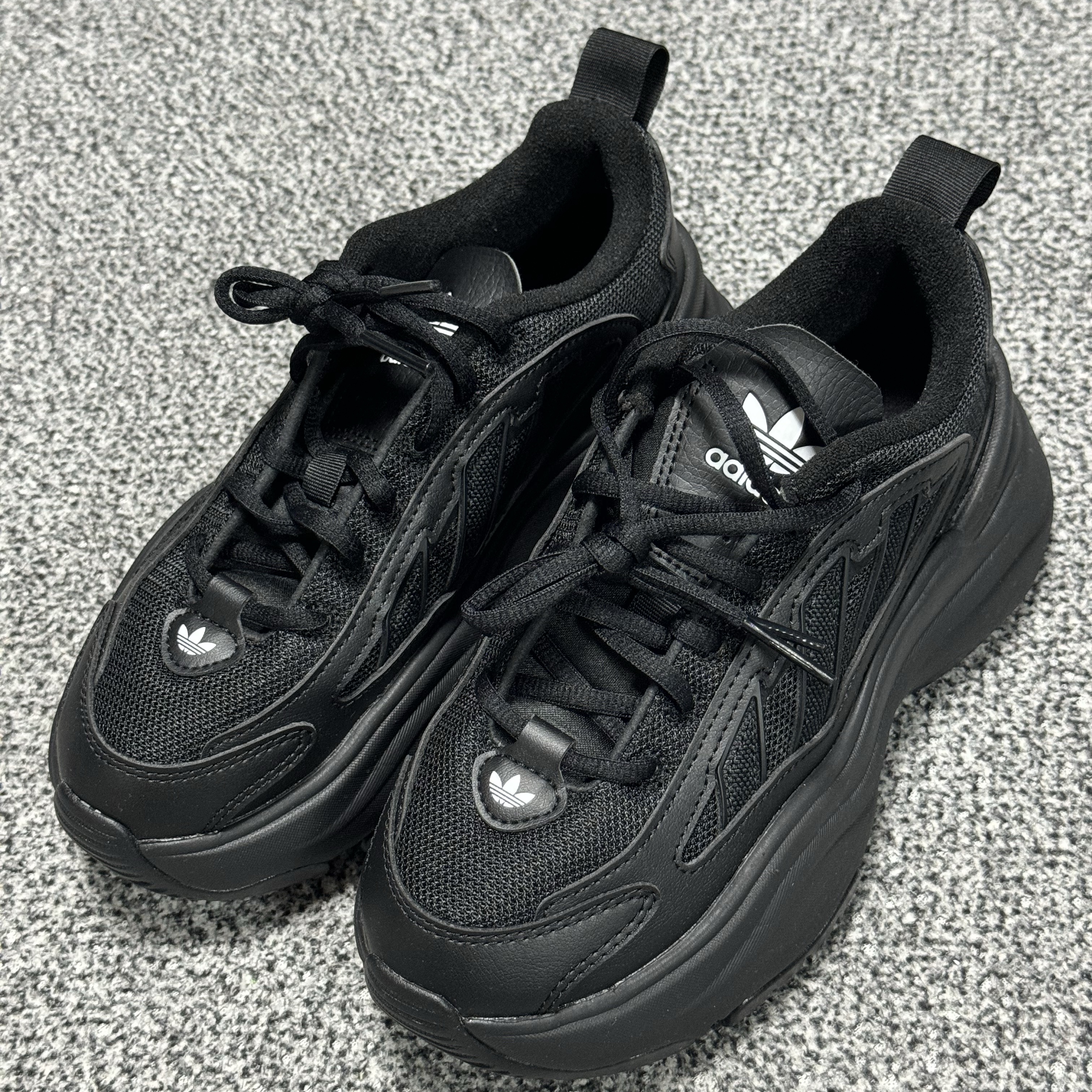 (W) Adidas Ozgaia Core Black 착용 스타일