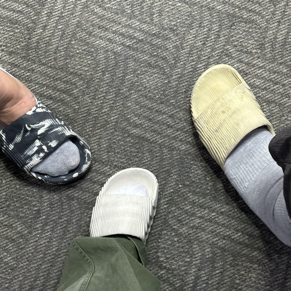 Adidas Adilette 22 Aluminium, Adidas Adilette 22 Desert Sand 착용 스타일