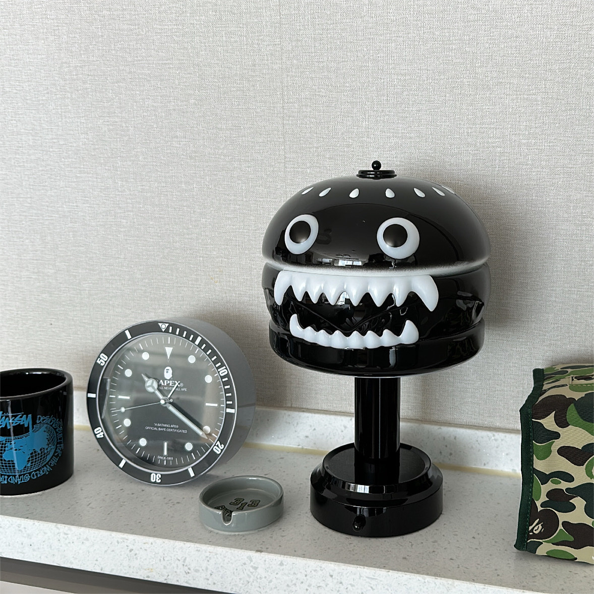 Stussy World Mug Black 착용 스타일