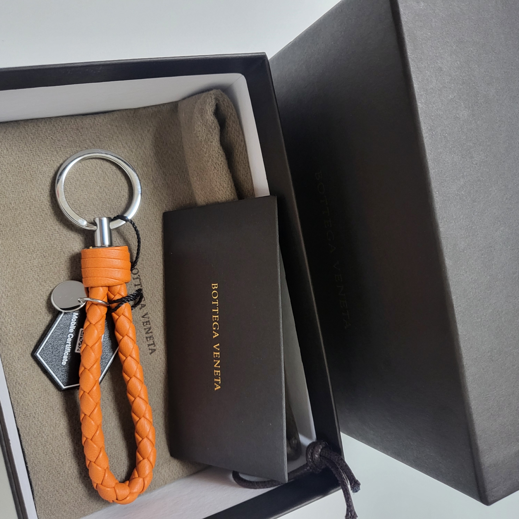 Bottega Veneta Logo Tag Keyring Orange 착용 스타일