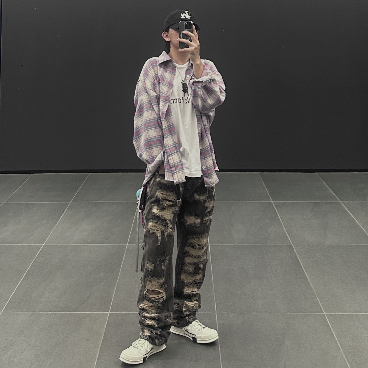 Converse x Drkshdw Drkstr Chuck 70 High Lily White, Human Made Military Card Case Black 착용 스타일 - 1
