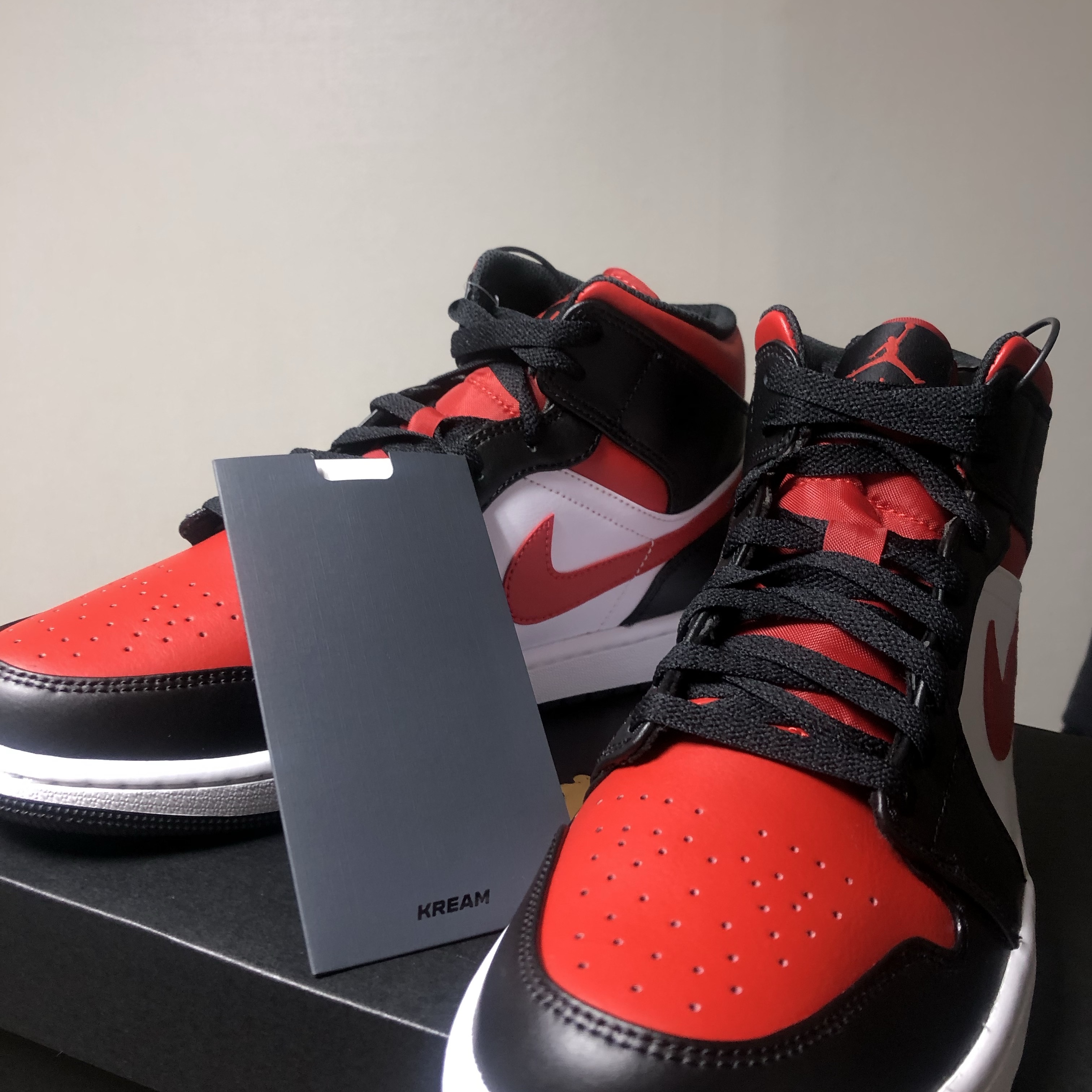 Jordan 1 Mid Black Fire Red 착용 스타일 - 1