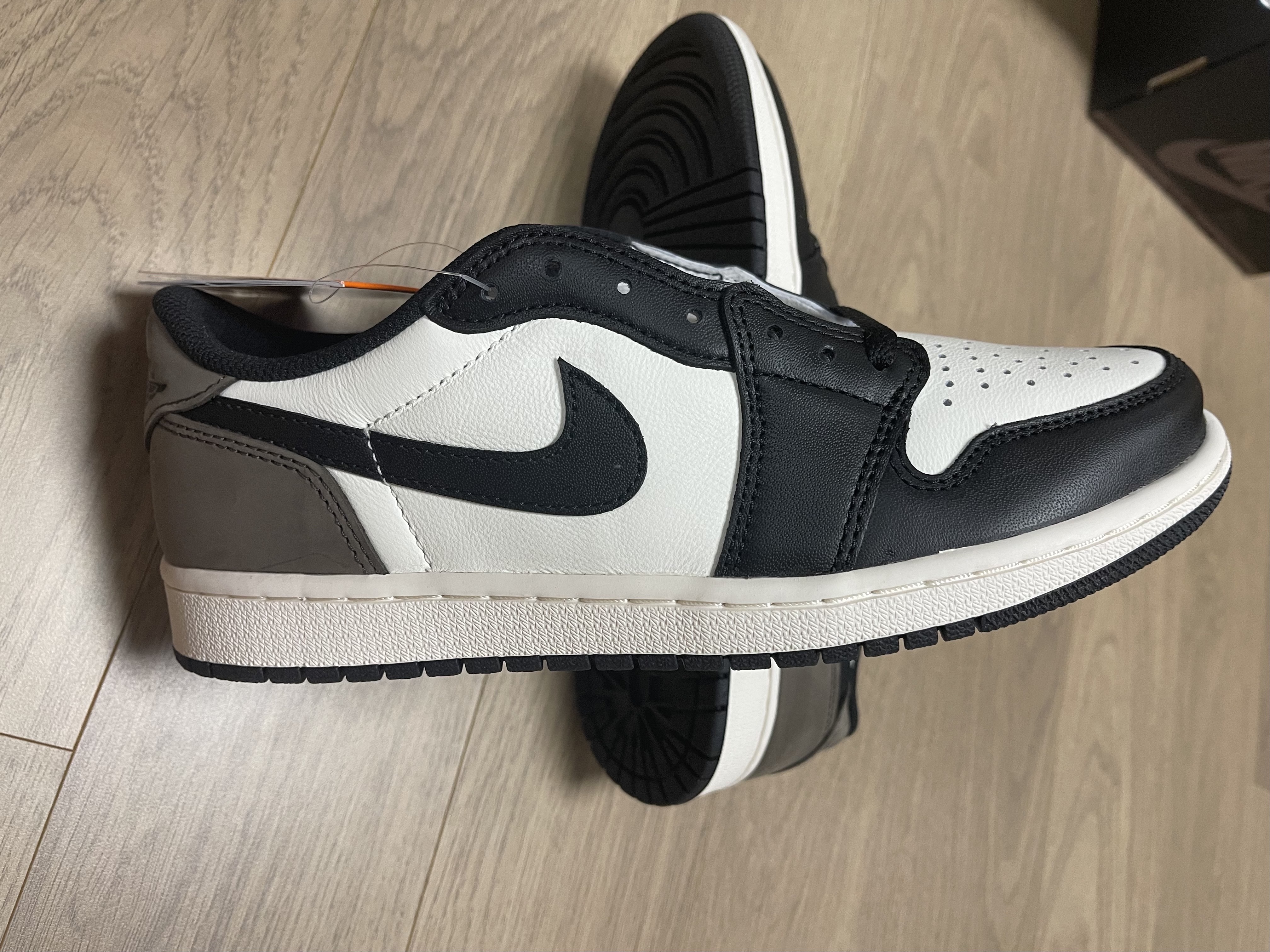 Jordan 1 Retro Low OG Mocha 착용 스타일 - 1