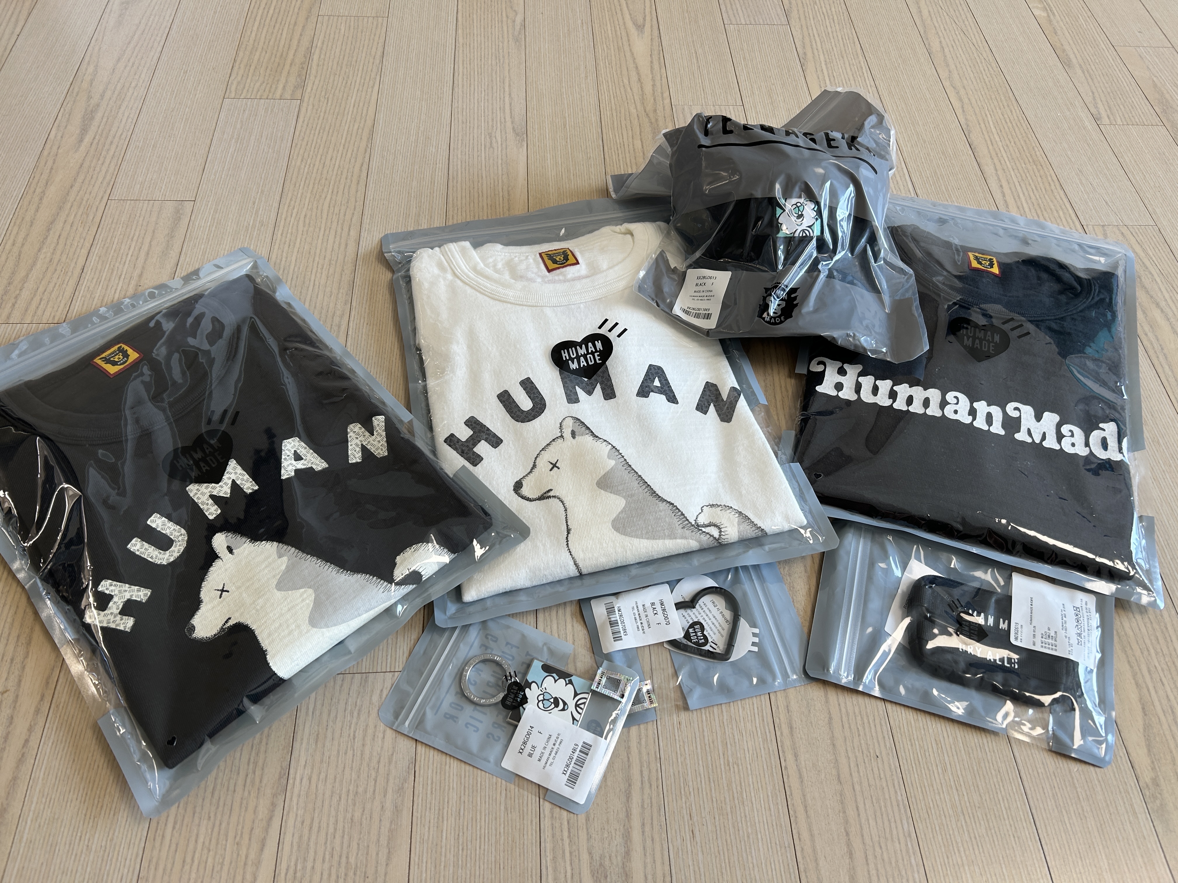 Human Made x Verdy Graphic T-Shirt Black - Seoul Store Exclusive, Human Made x Kaws Graphic T-Shirt White - Seoul Store Exclusive 착용 스타일