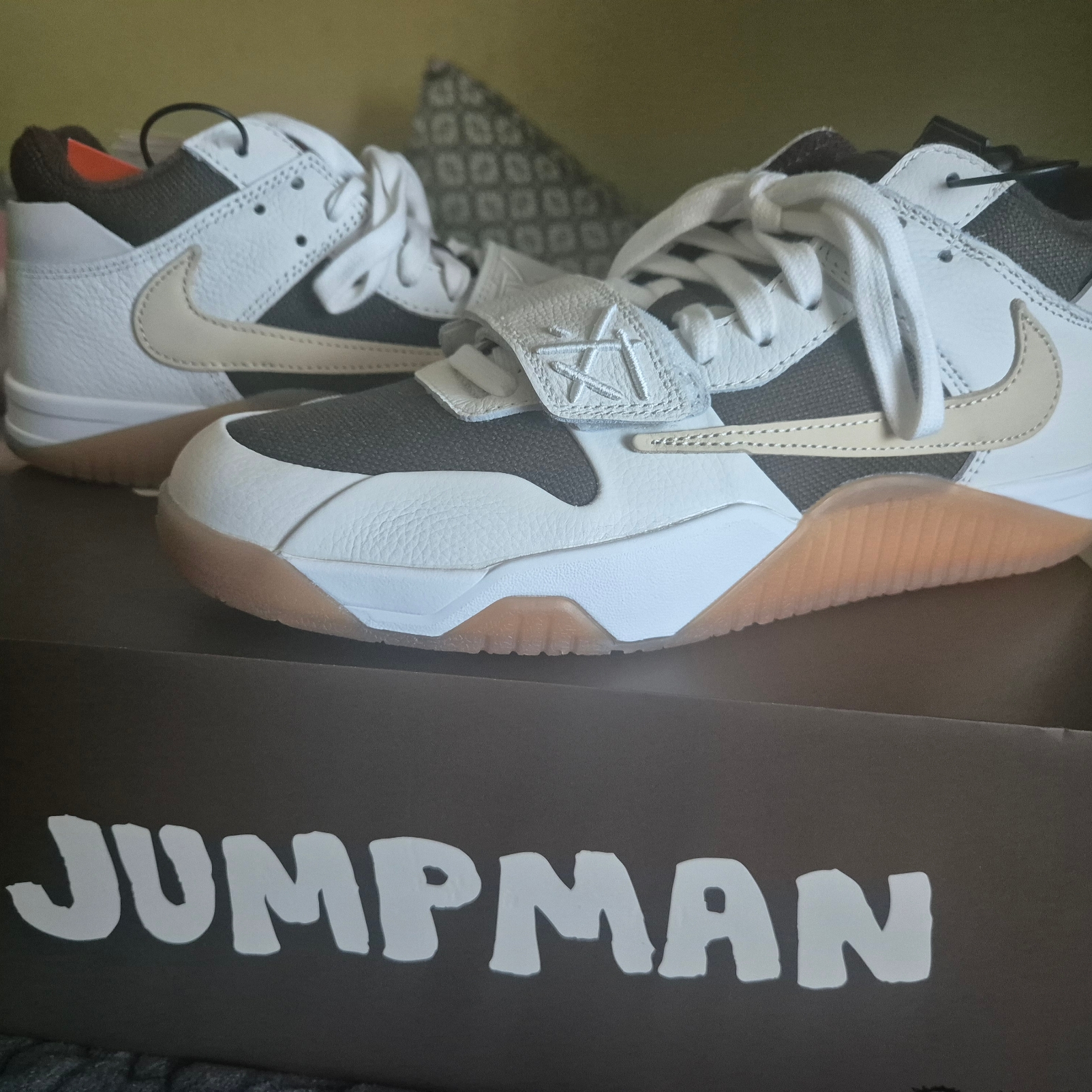 Jordan x Travis Scott Jumpman Jack TR Sail and Dark Mocha 착용 스타일
