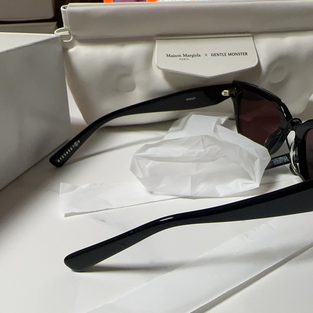 Gentle Monster x Maison Margiela MM109 Black Black 착용 스타일 - 4