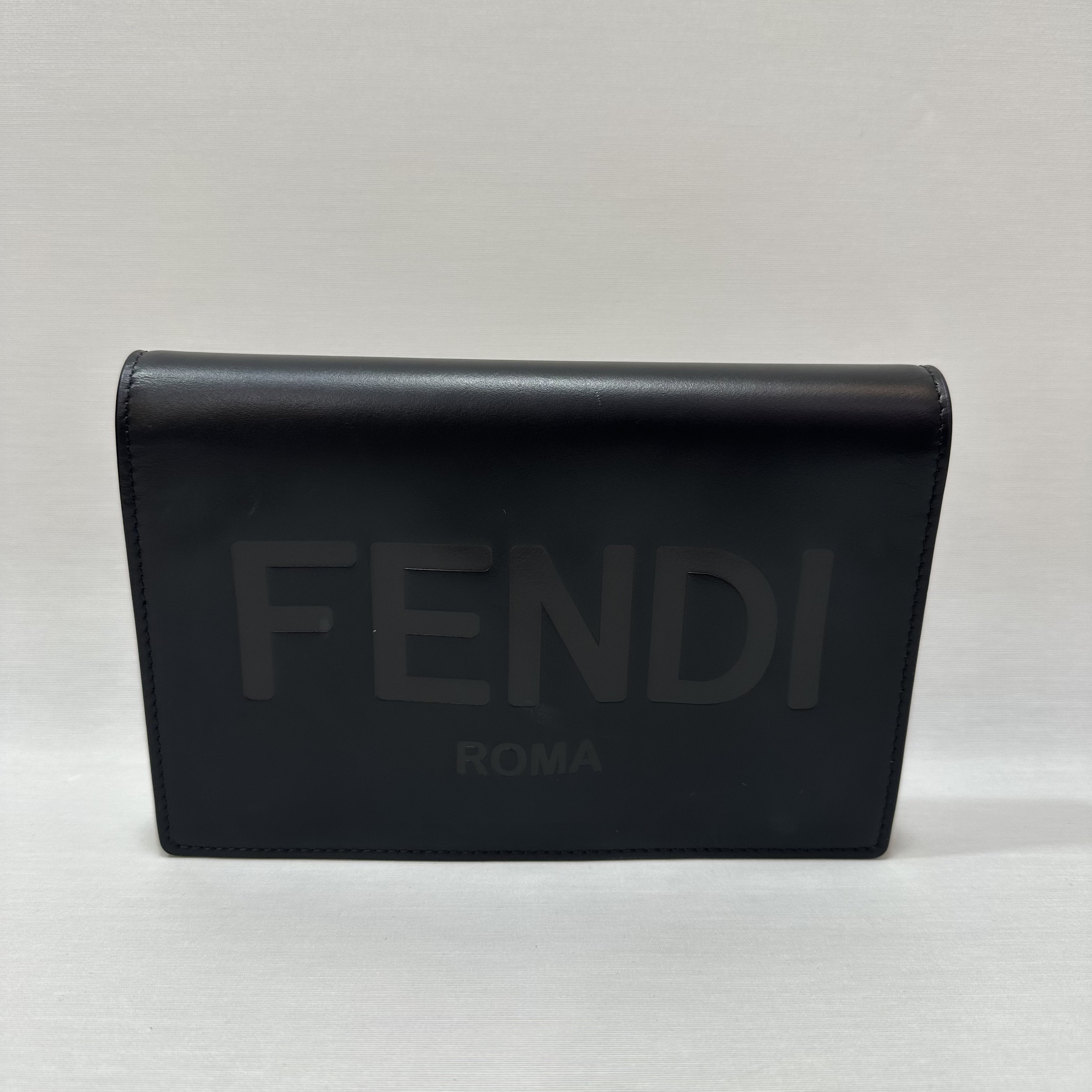 Fendi Chain Cross Bag Black 착용 스타일 - 1
