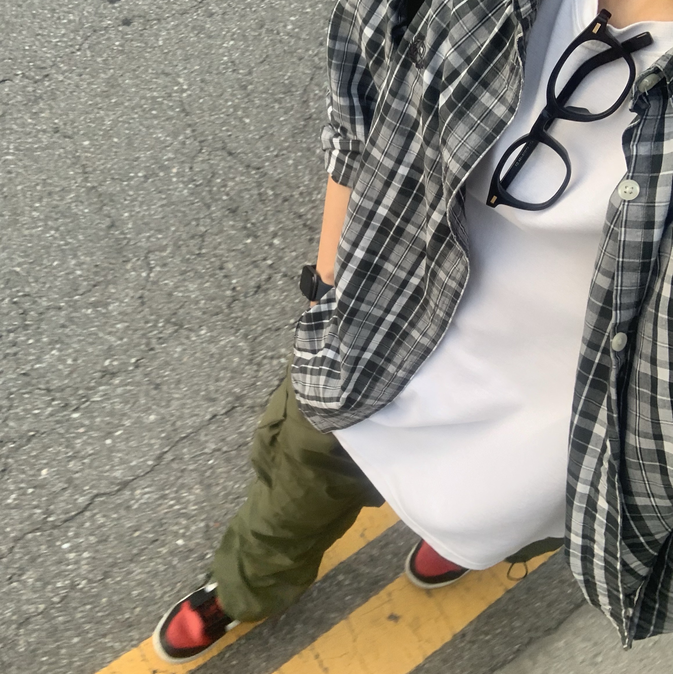 Jordan 1 Mid Black Fire Red 착용 스타일 - 4