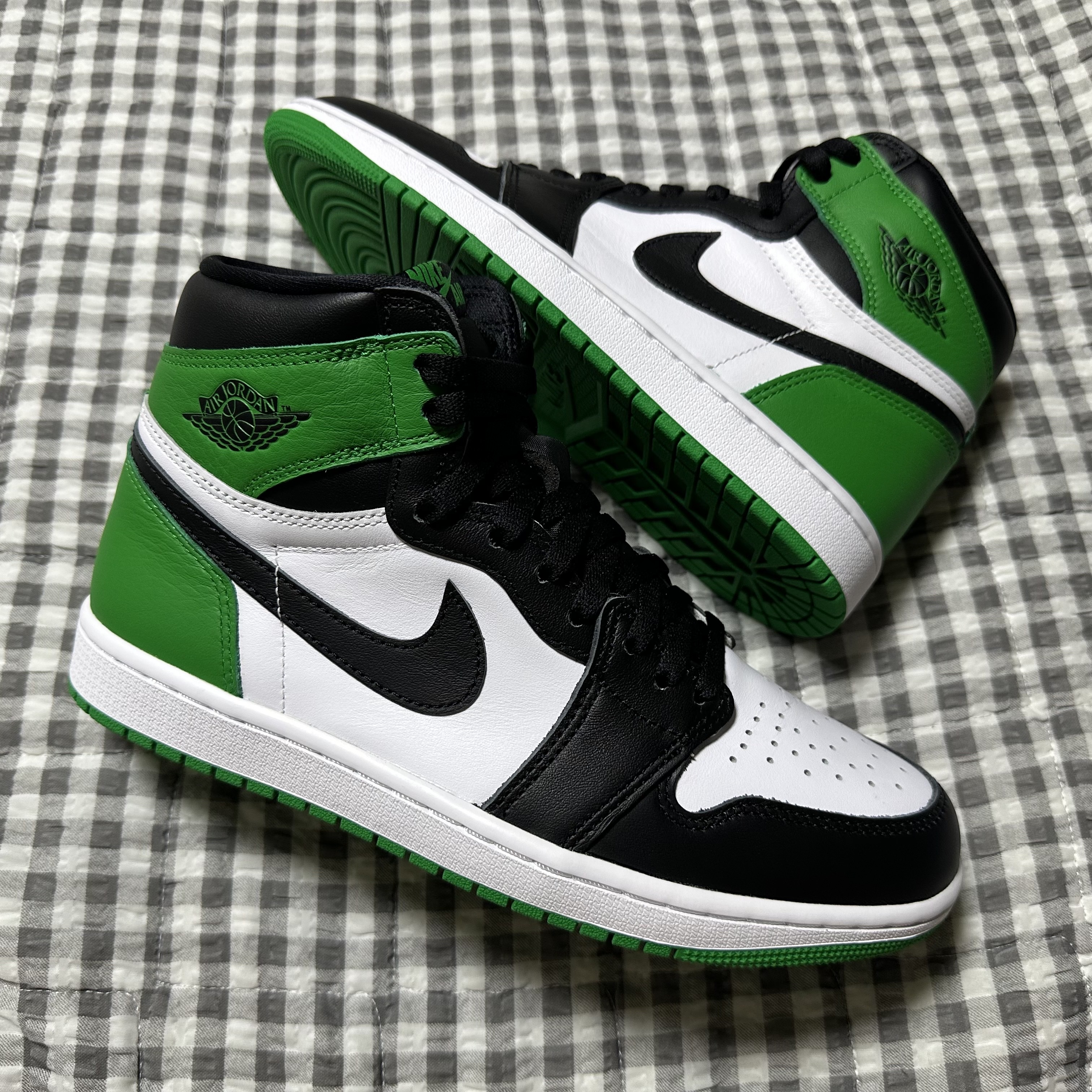 Jordan 1 Retro High OG Black and Lucky Green 착용 스타일 - 1