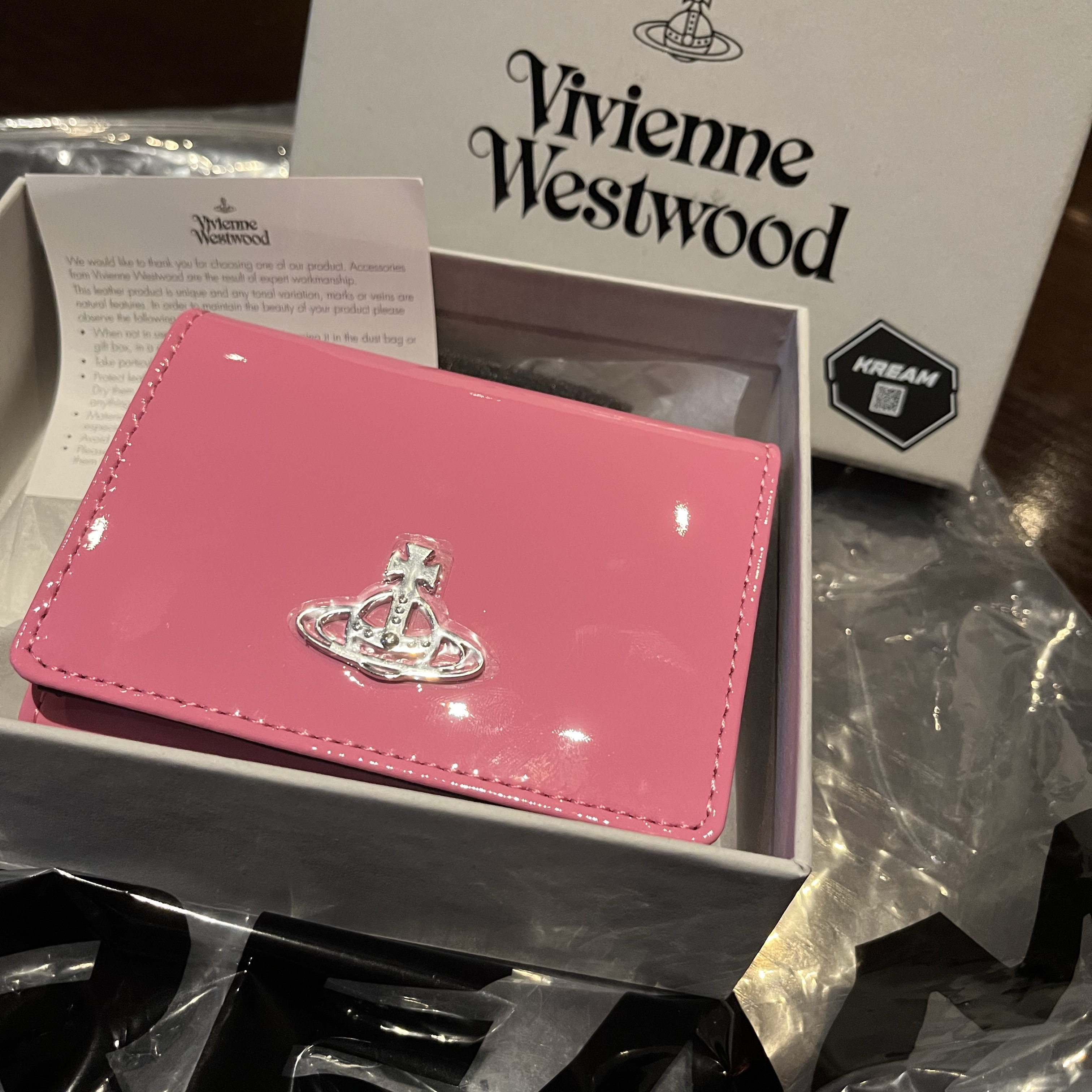 Vivienne Westwood Shiny Patent Small Frame Wallet Pink 착용 스타일 - 1