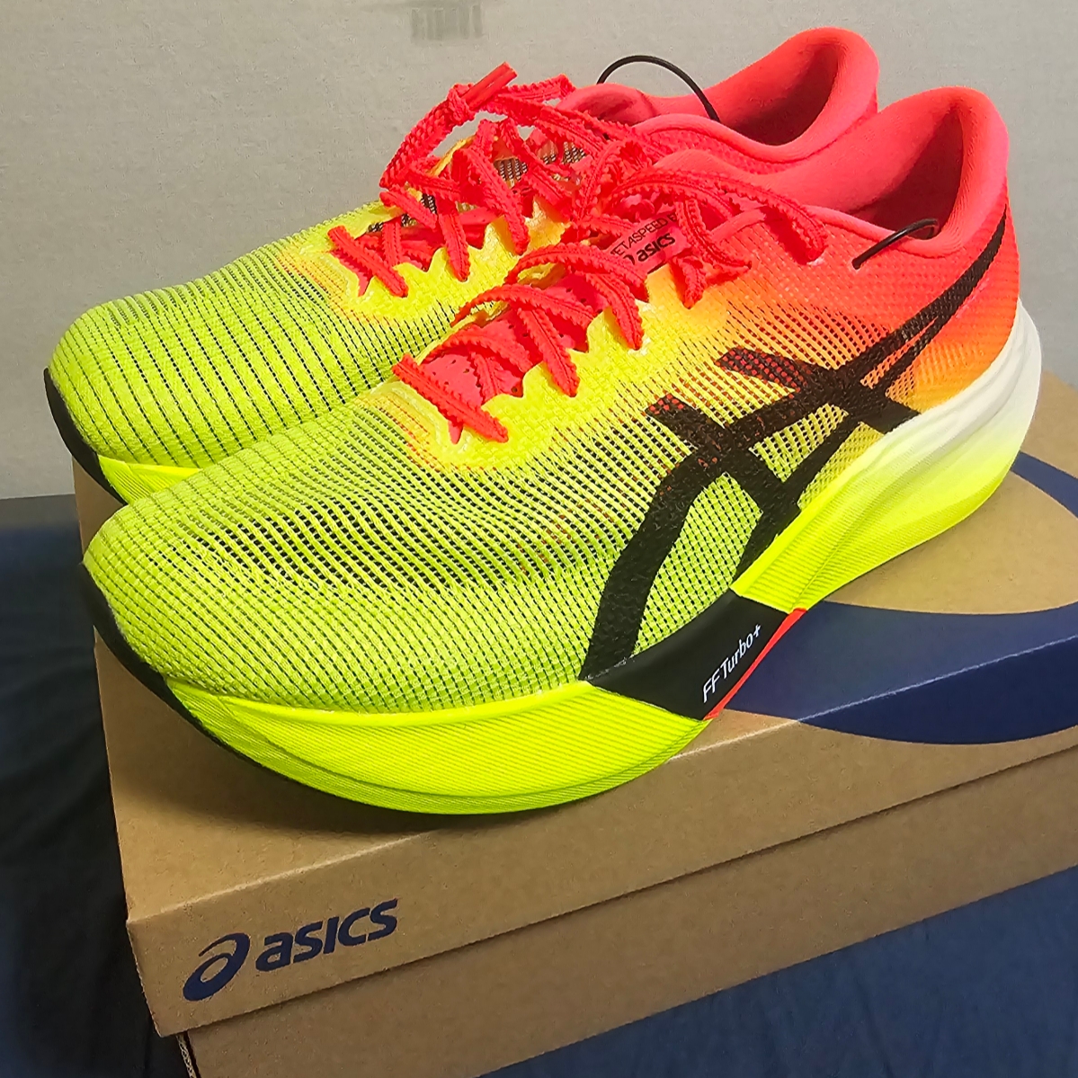 Asics Metaspeed Edge Paris Safety Yellow Black 착용 스타일 - 3