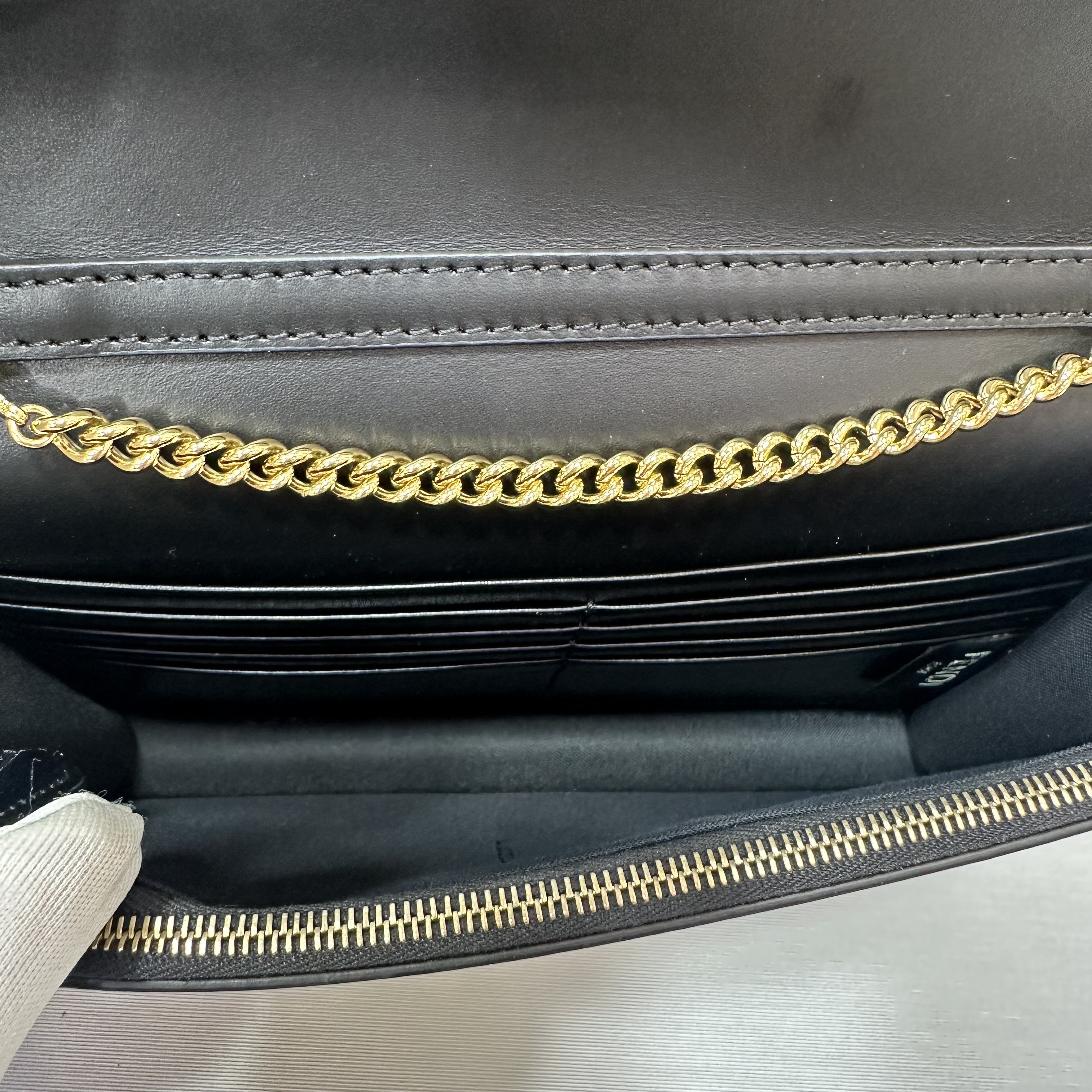 Fendi Chain Cross Bag Black 착용 스타일 - 5