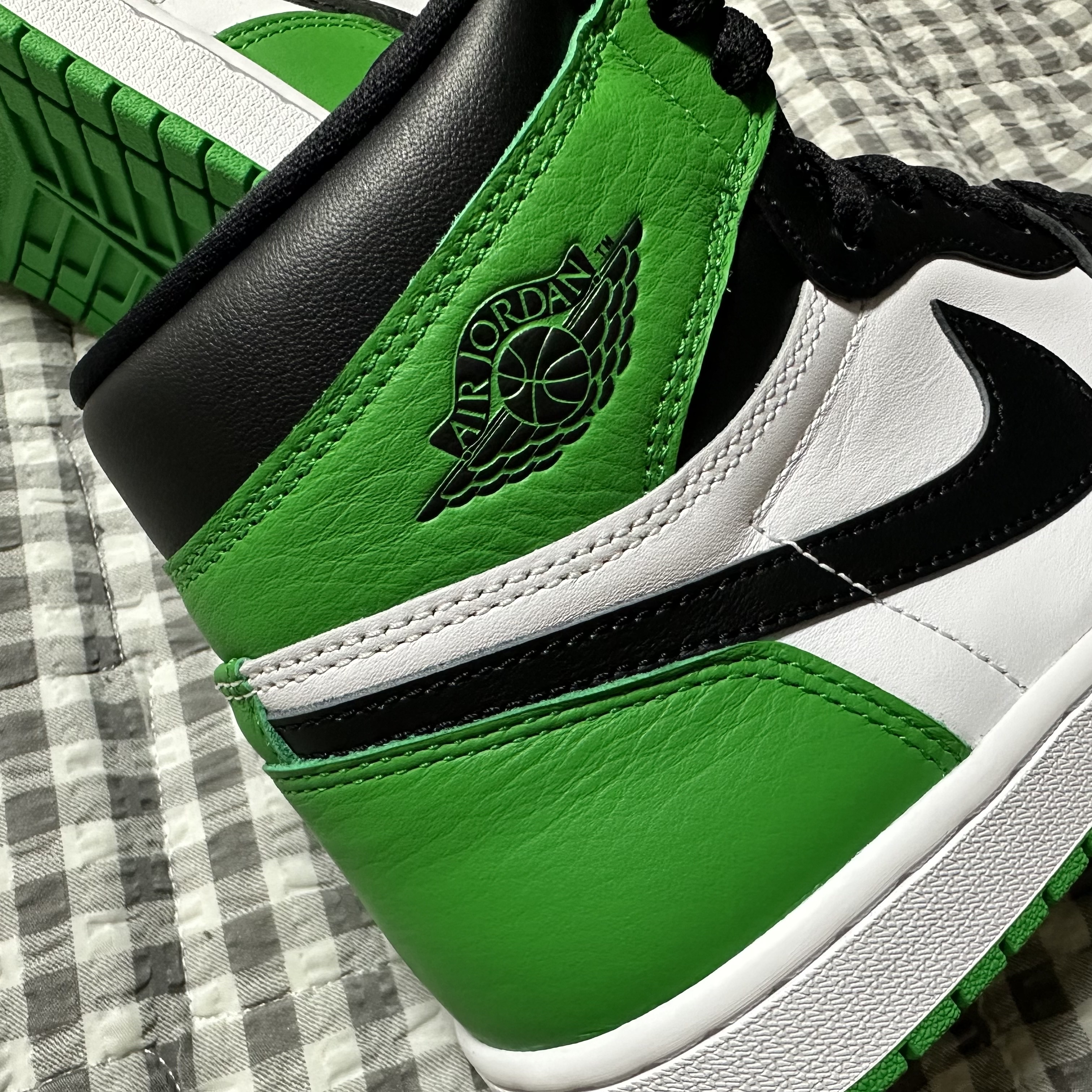 Jordan 1 Retro High OG Black and Lucky Green 착용 스타일 - 2
