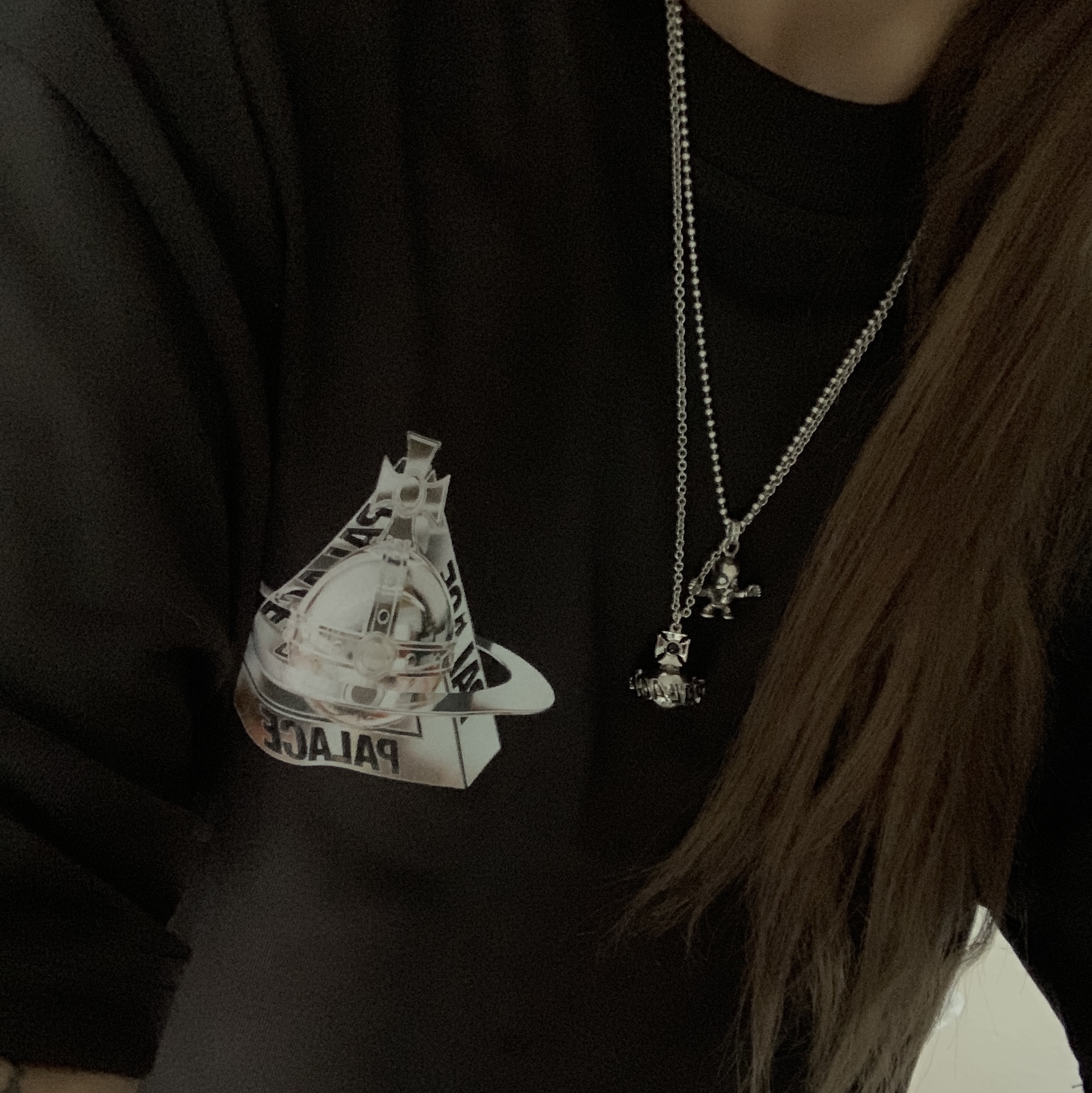 Palace x Vivienne Westwood Orb Pendant Silver - 24FW, Palace x Vivienne Westwood T-Shirt Black - 24FW 착용 스타일
