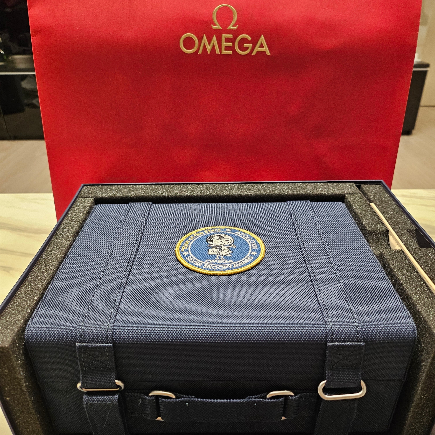 Omega Speedmaster Silver Snoopy Award 50th Anniversary Series Co Axial Master Chronometer Chronograph Steel Silver Blue 착용 스타일 - 1