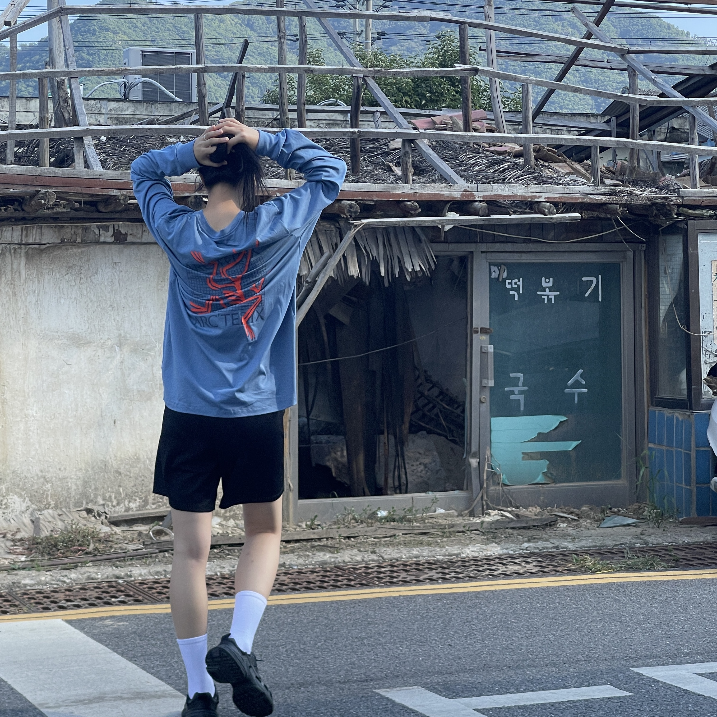 Arc'teryx Arc'Multi Bird Logo LS T-Shirt Stone Wash, Nike V2K Run Black Anthracite 착용 스타일