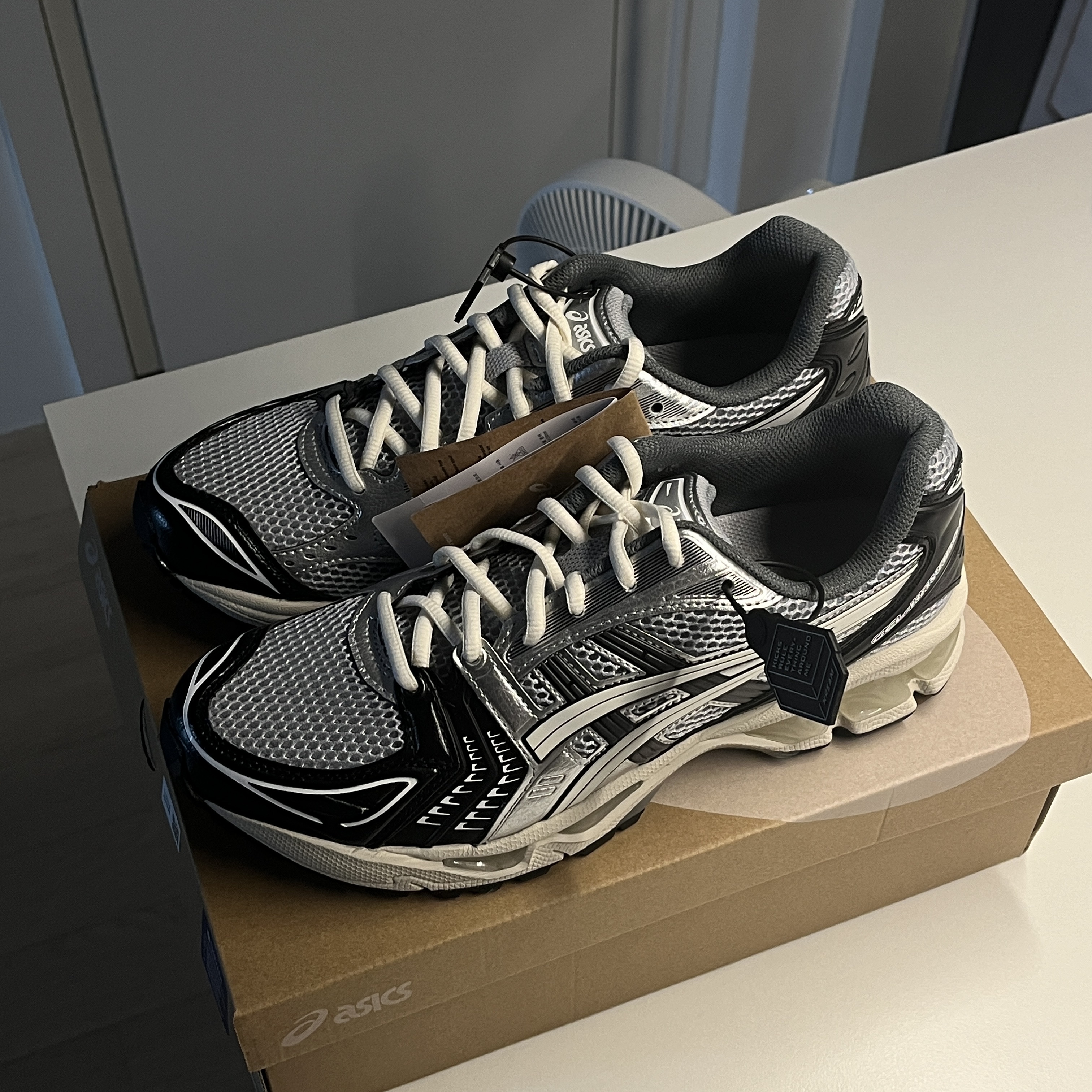 Asics Gel-Kayano 14 Black Glacier Grey 착용 스타일