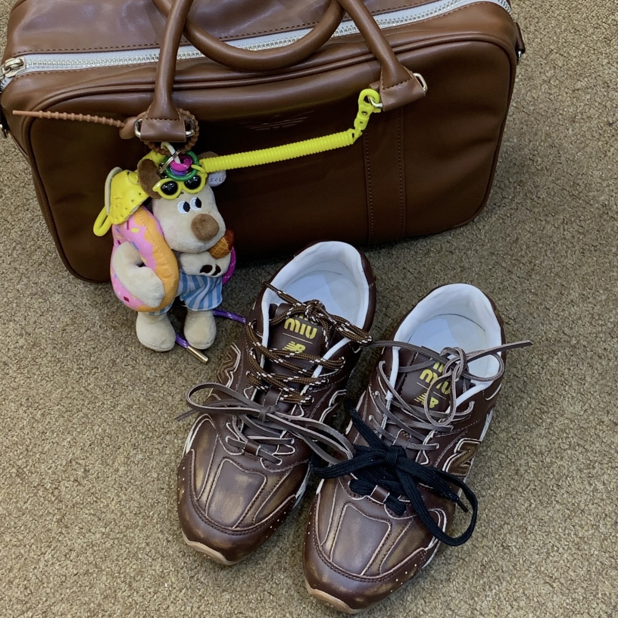 Adidas Airliner Tote Bag Brown 착용 스타일