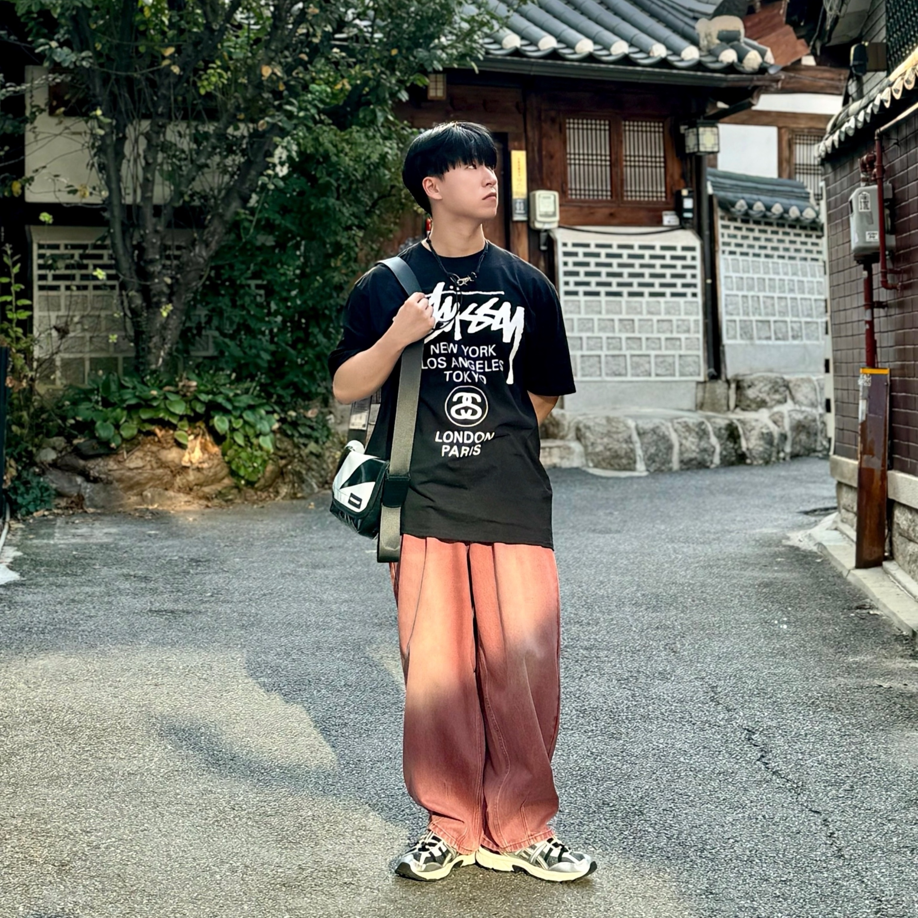 Stussy World Tour T-Shirt Black, Our Legacy Ladon Leather Keychain Black 착용 스타일 - 1