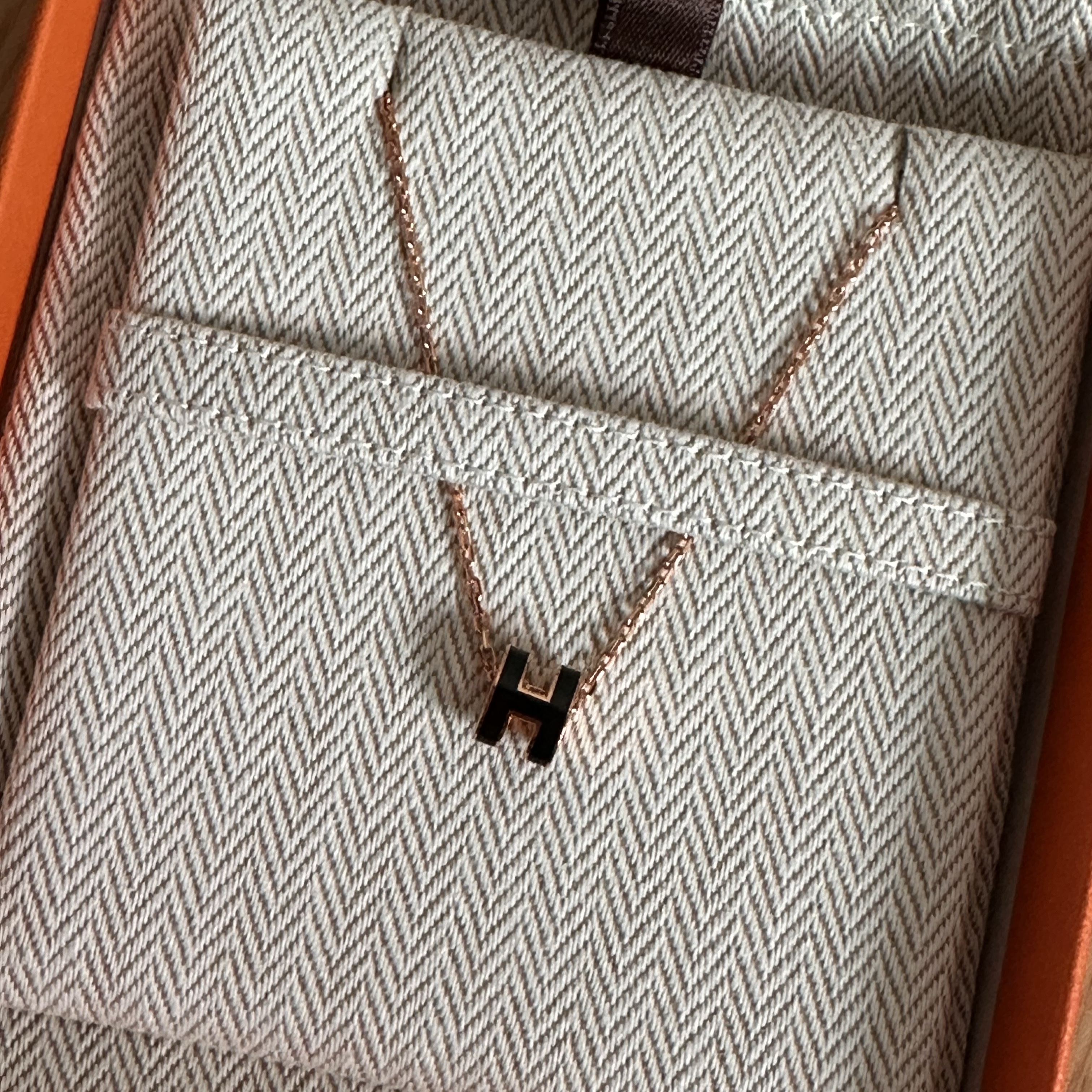 (W) Hermes Mini Pop H Pendant Rose Gold & Noir 착용 스타일