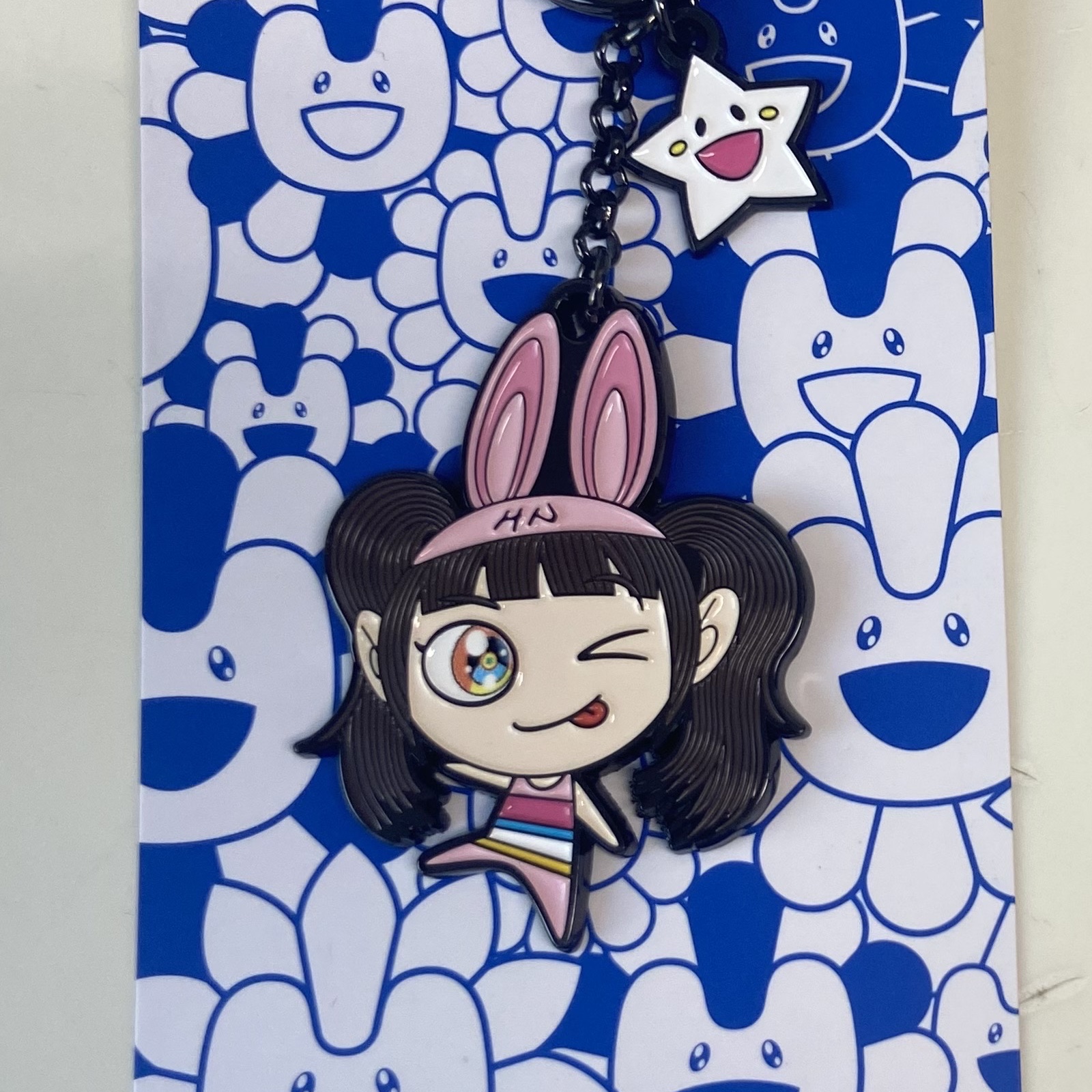 NewJeans x Murakami Metal Keyring Hanni Pink 착용 스타일