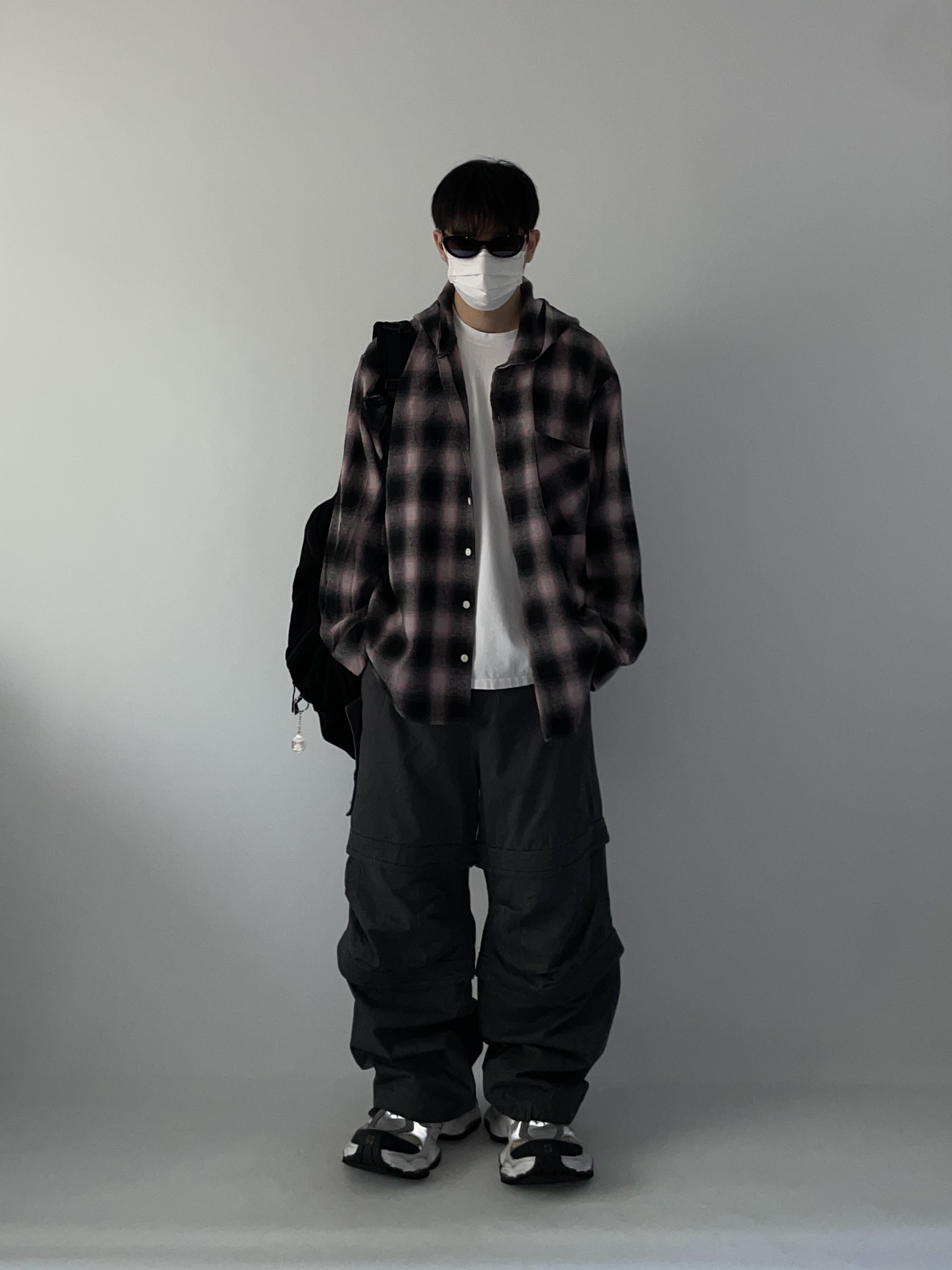 Balenciaga Cargo Sneakers White Grey 착용 스타일 - 1