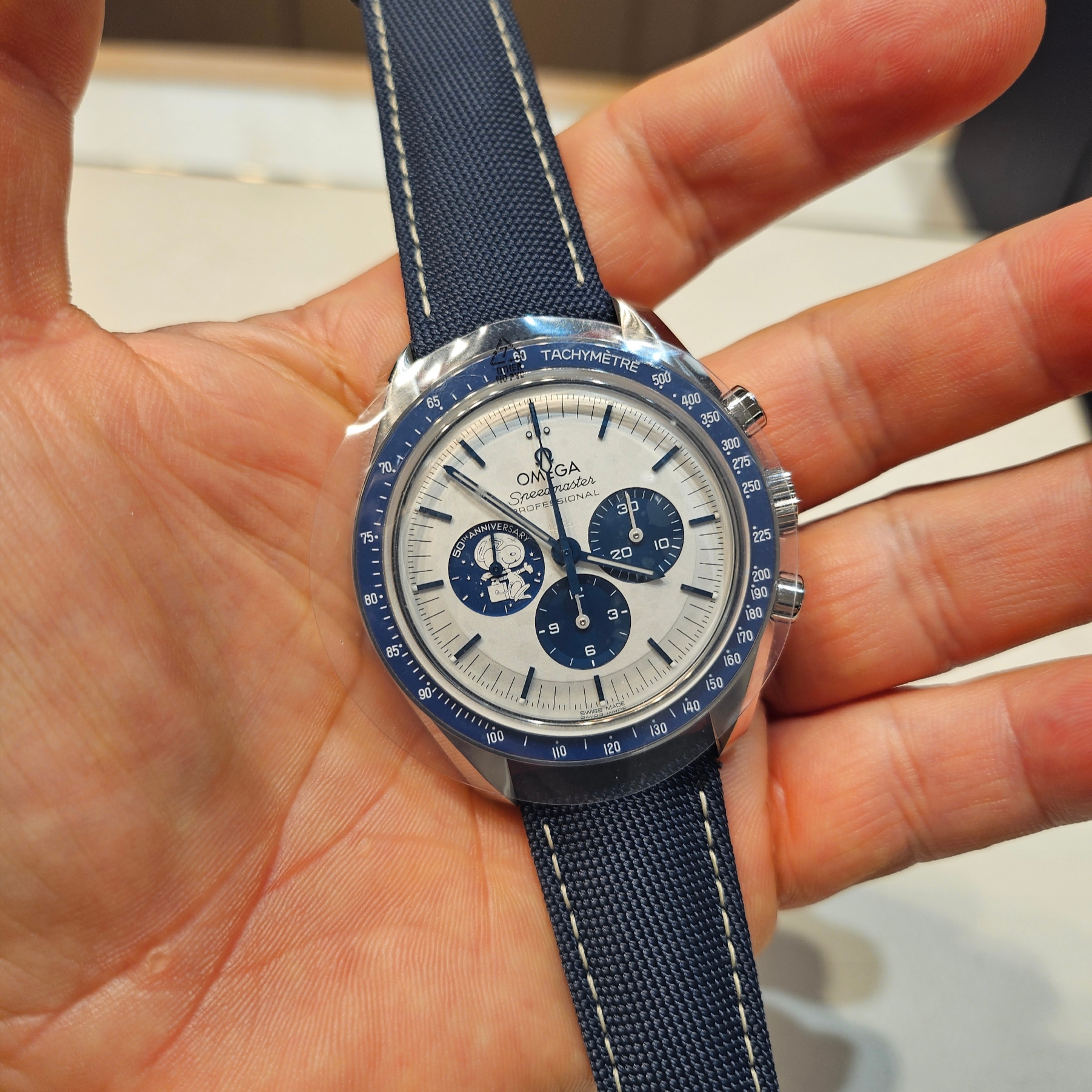 Omega Speedmaster Silver Snoopy Award 50th Anniversary Series Co Axial Master Chronometer Chronograph Steel Silver Blue 착용 스타일 - 3