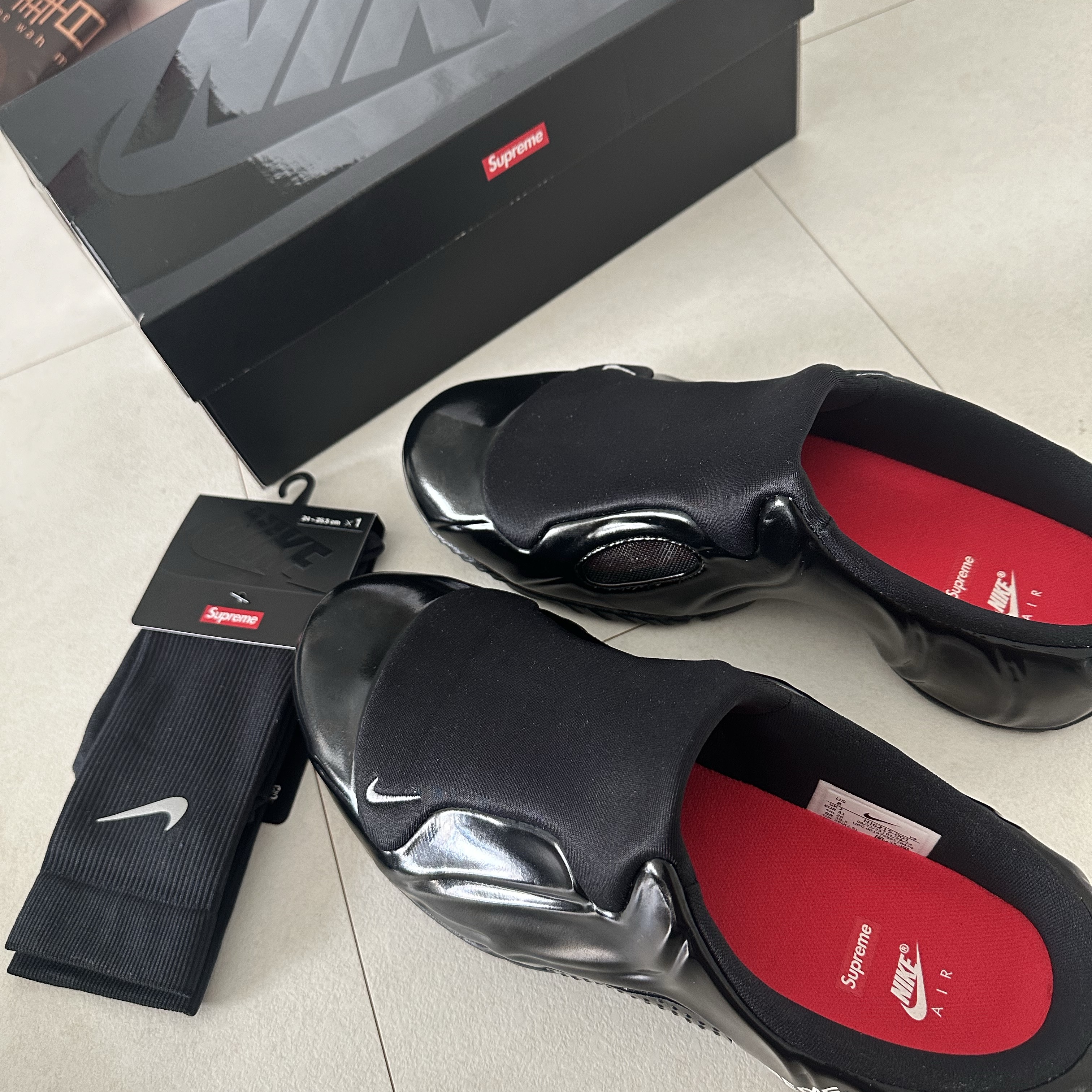 Nike x Supreme Clogposite Black - 24FW 착용 스타일 - 2