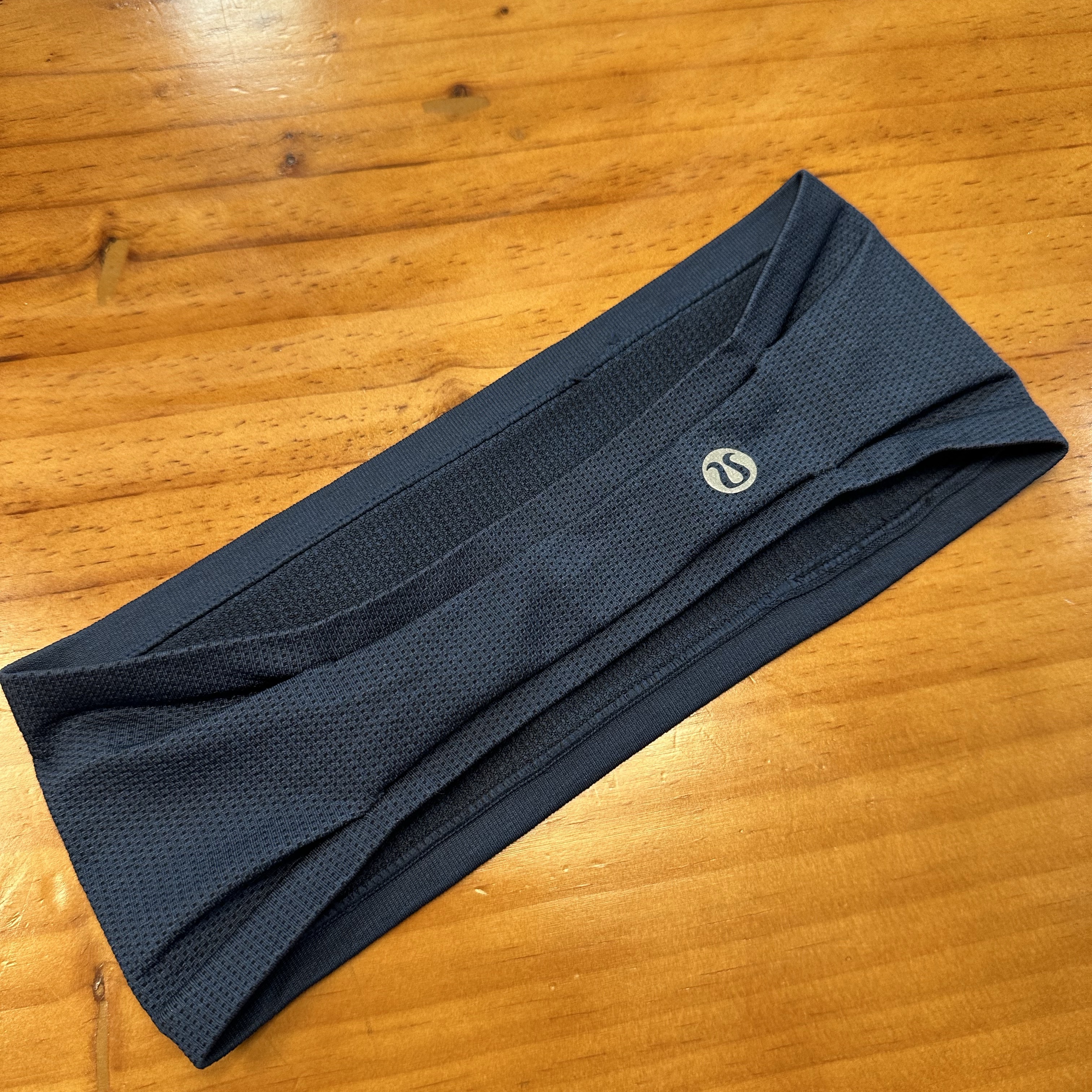 Lululemon Metal Vent Tech Wide Headband Classic Navy Mineral Blue 착용 스타일