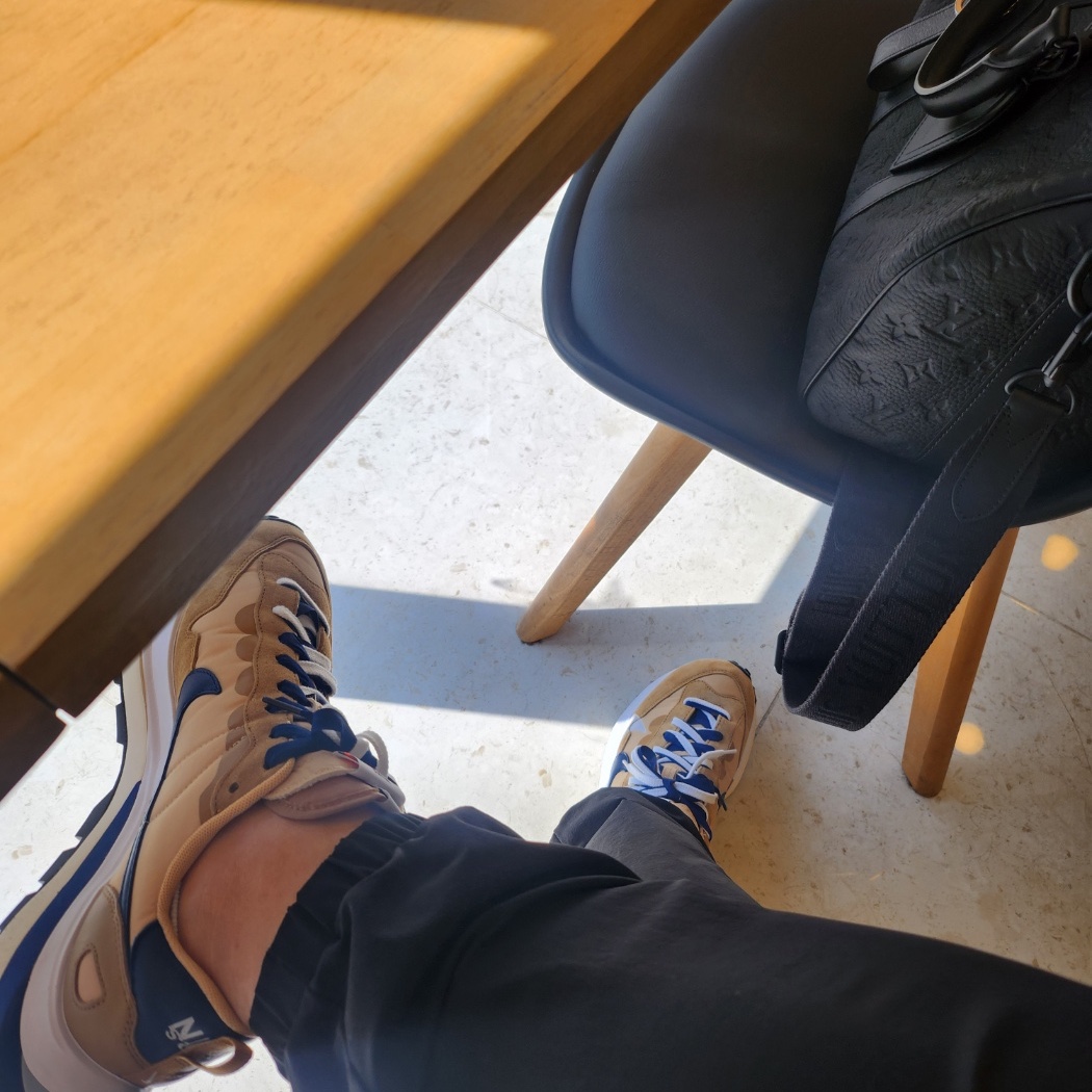 Nike x Sacai VaporWaffle Sesame and Blue Void, Stussy Built To Last Pigment Dyed T-Shirt Natural 착용 스타일