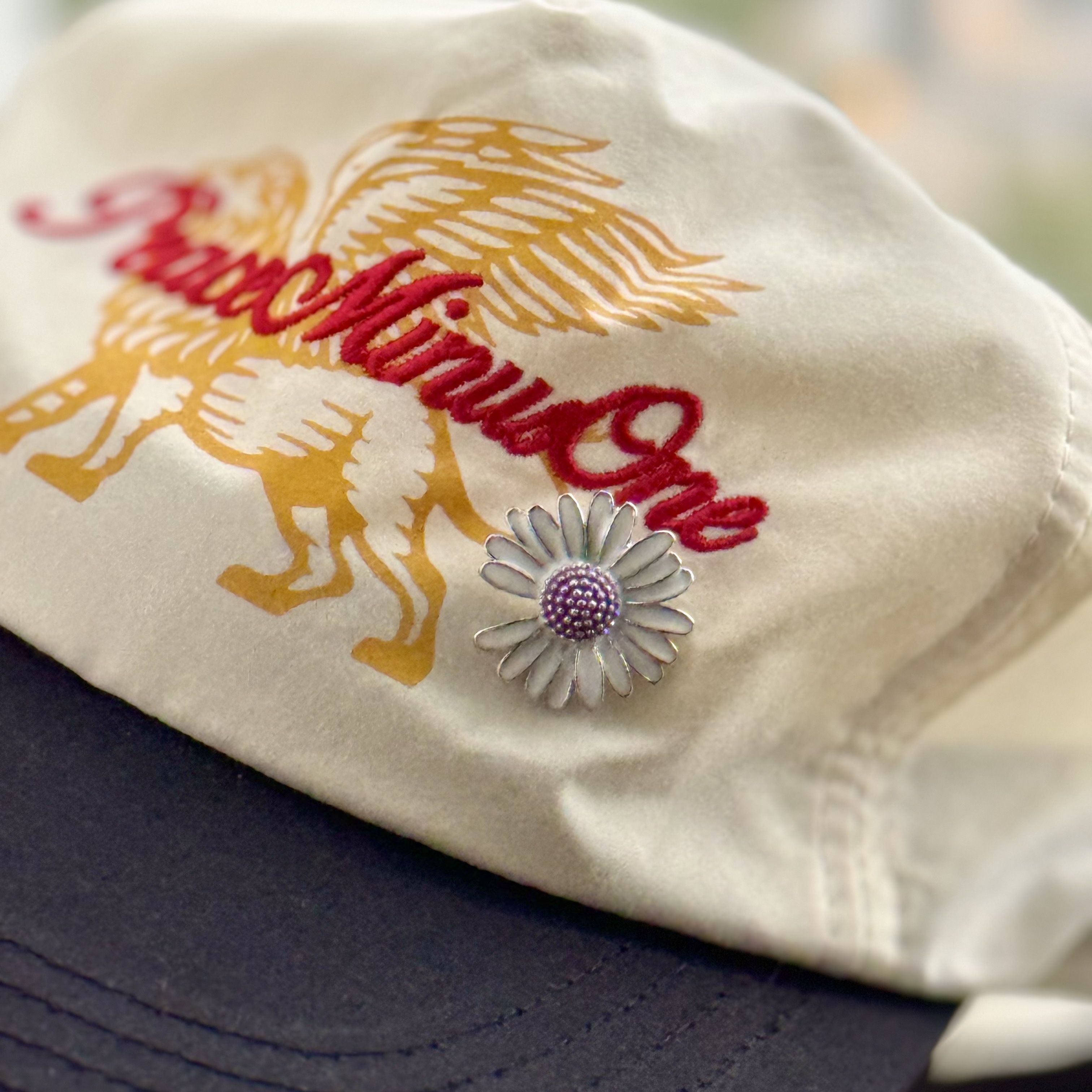 Peaceminusone x Joopiter Five-Panel Baseball Cap White, Peaceminusone x Joopiter Daisy Pin Set White 착용 스타일