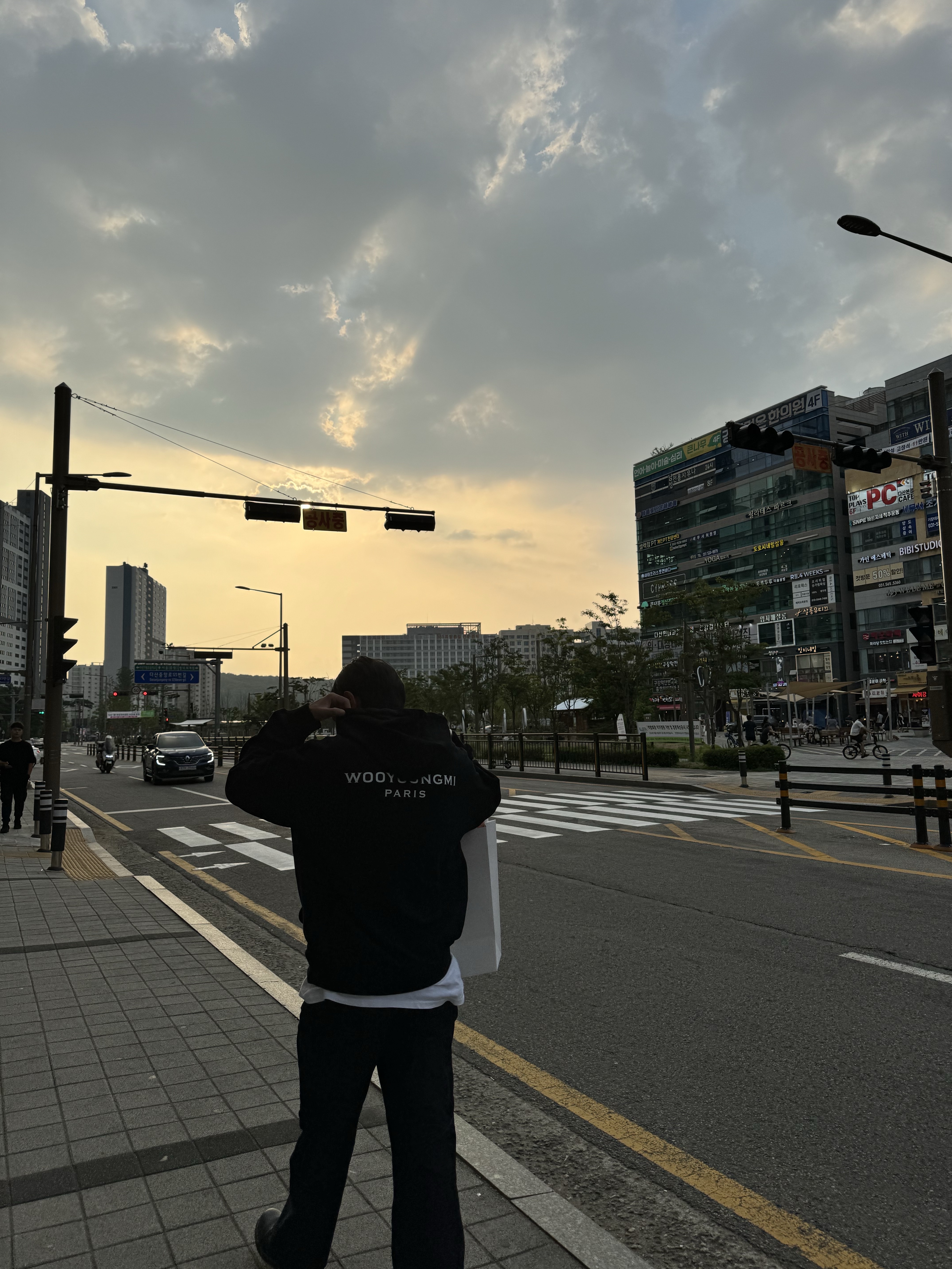 Wooyoungmi Back Logo Hoodie Black - 23FW 착용 스타일 - 1