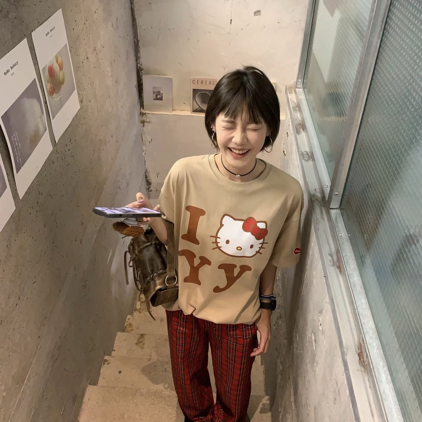 Open Yy x Hello Kitty T-Shirt Beige 착용 스타일 - 2