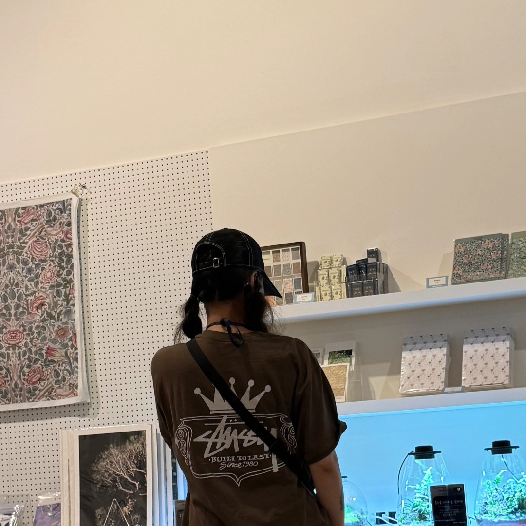 Stussy Built To Last Pigment Dyed T-Shirt Brown, Stussy New Era 9twenty Basic Trucker Black 착용 스타일