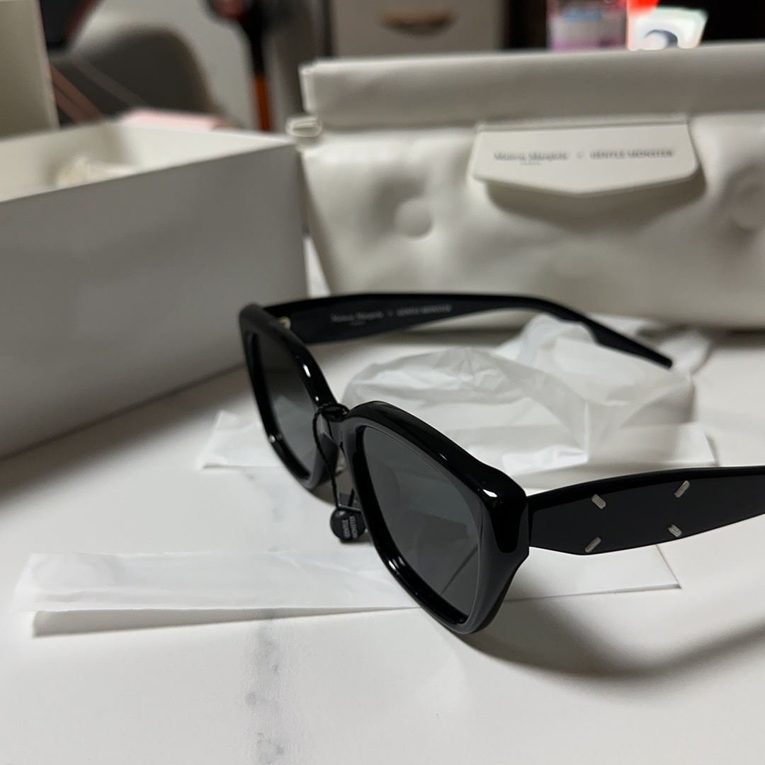 Gentle Monster x Maison Margiela MM109 Black Black 착용 스타일 - 3