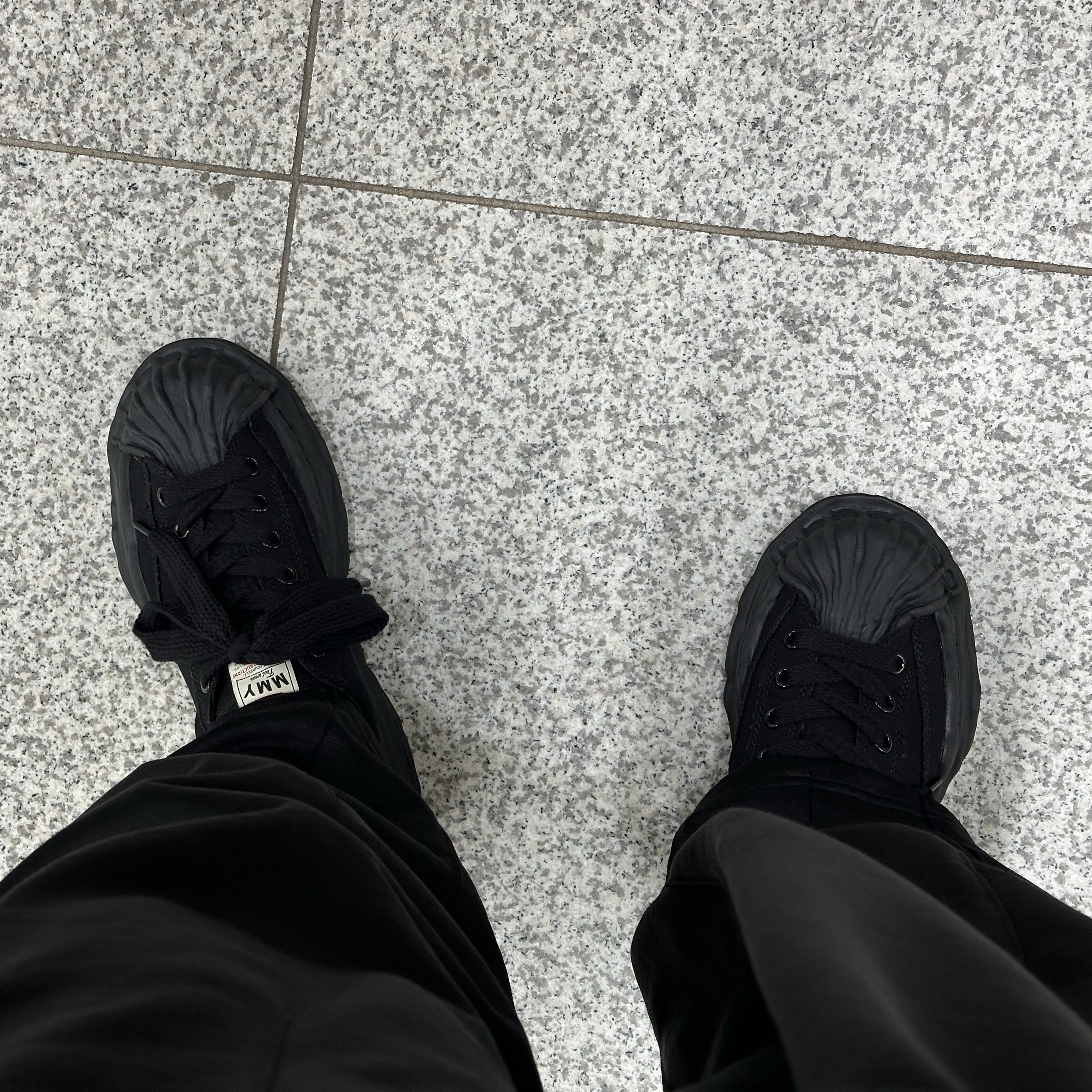 Maison Mihara Yasuhiro Blakey OG Sole Canvas Low-top Sneakers Black Black 착용 스타일