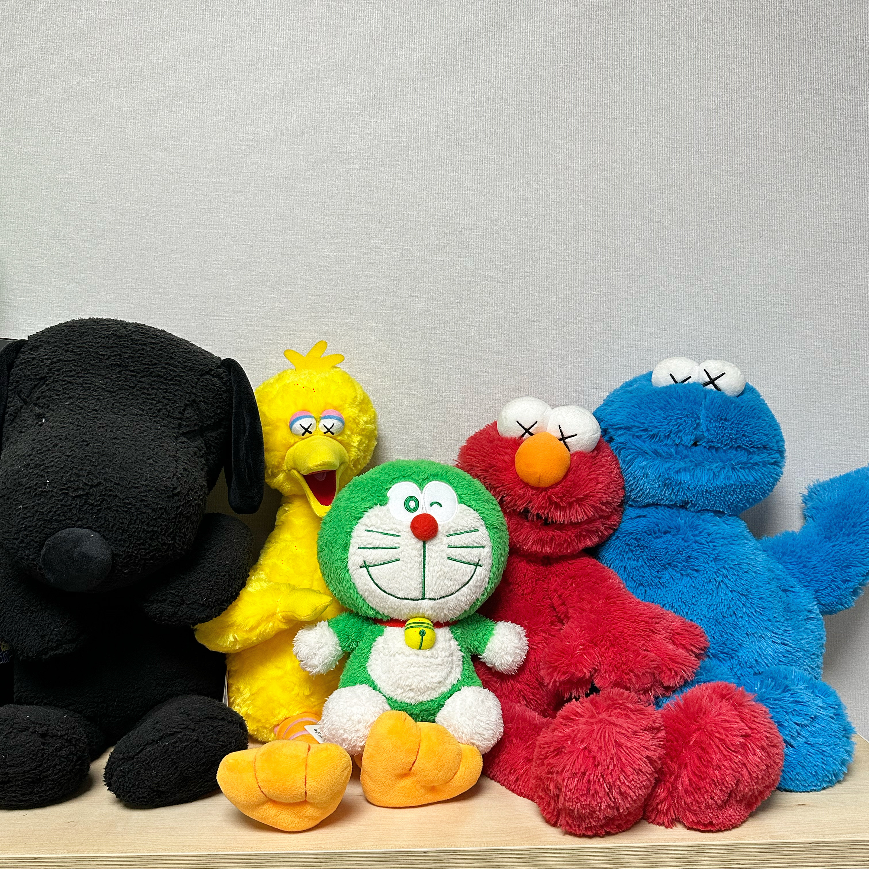 Uniqlo x Kaws Sesame Street Cookie Monster Plush Toy Blue, Uniqlo x Kaws x Sesame Street Big Bird Toy Yellow 착용 스타일 - 2