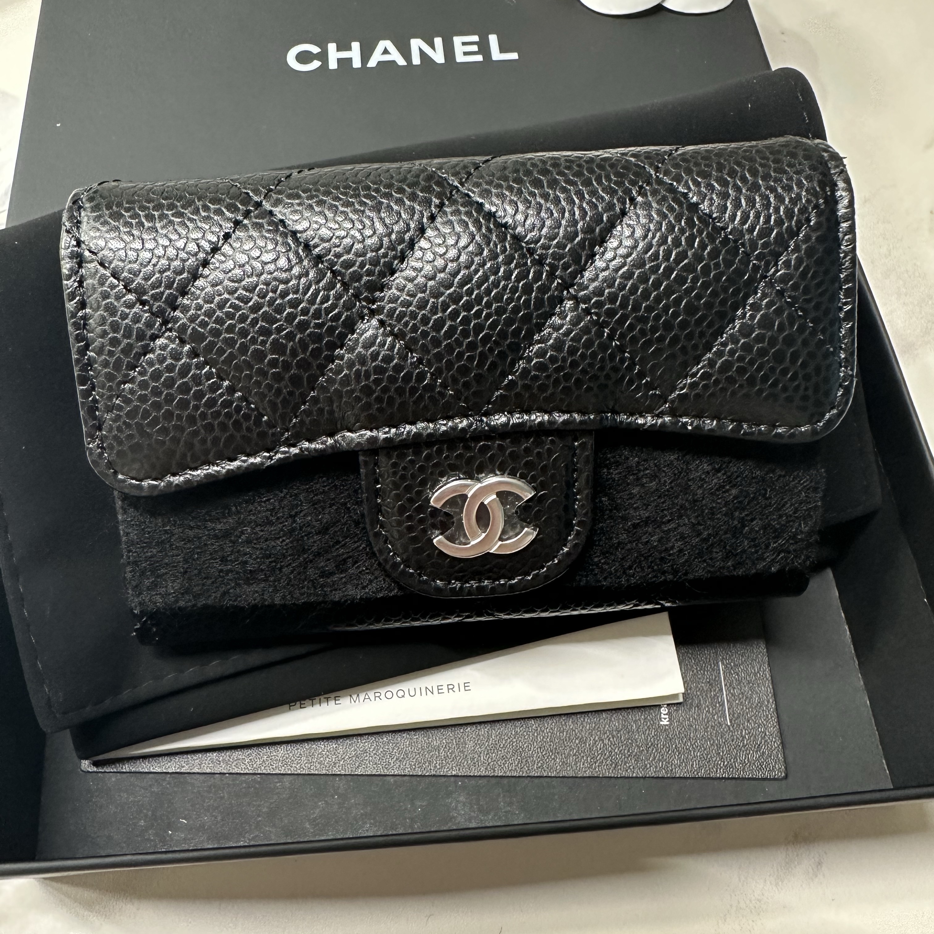 Chanel Classic Card Holder Grained Calfskin & Silver Black 착용 스타일 - 3
