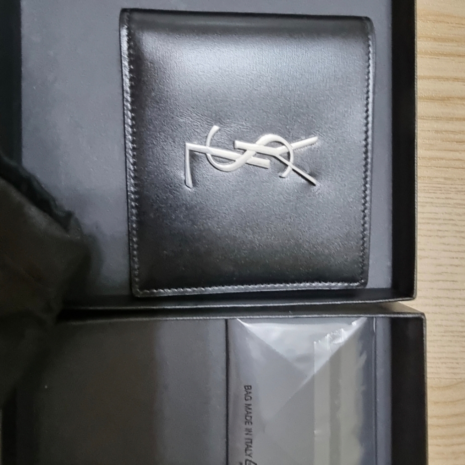 Saint Laurent East/West Wallet in Smooth Leather Black, Saint Laurent Cassandre Matelasse Business Card Case in Grain de Poudre Embossed Leather Black 착용 스타일 - 1