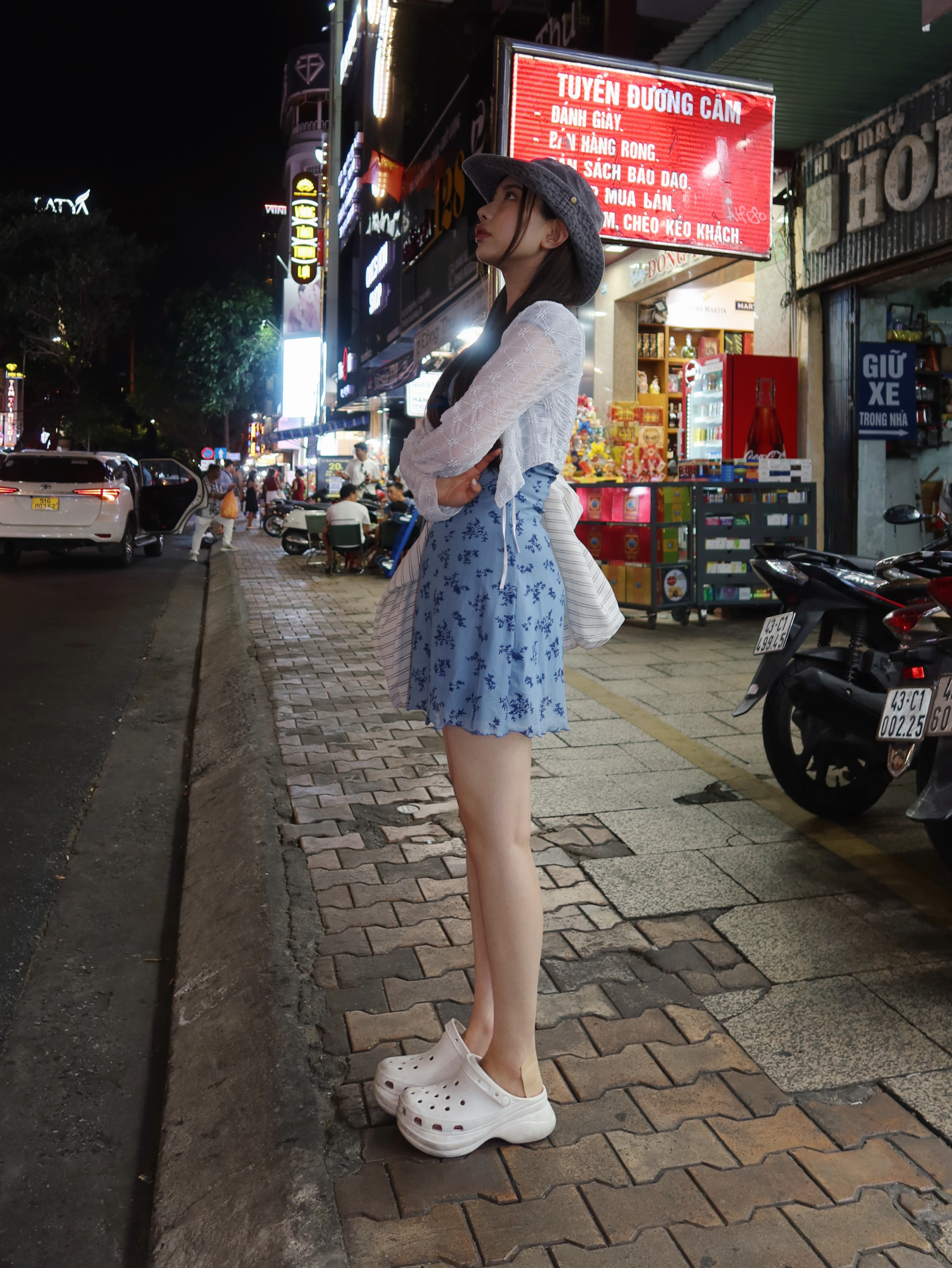 (W) Crocs Classic Platform Lined Clog White, (W) Crocs Classic Platform Clog White 착용 스타일 - 2