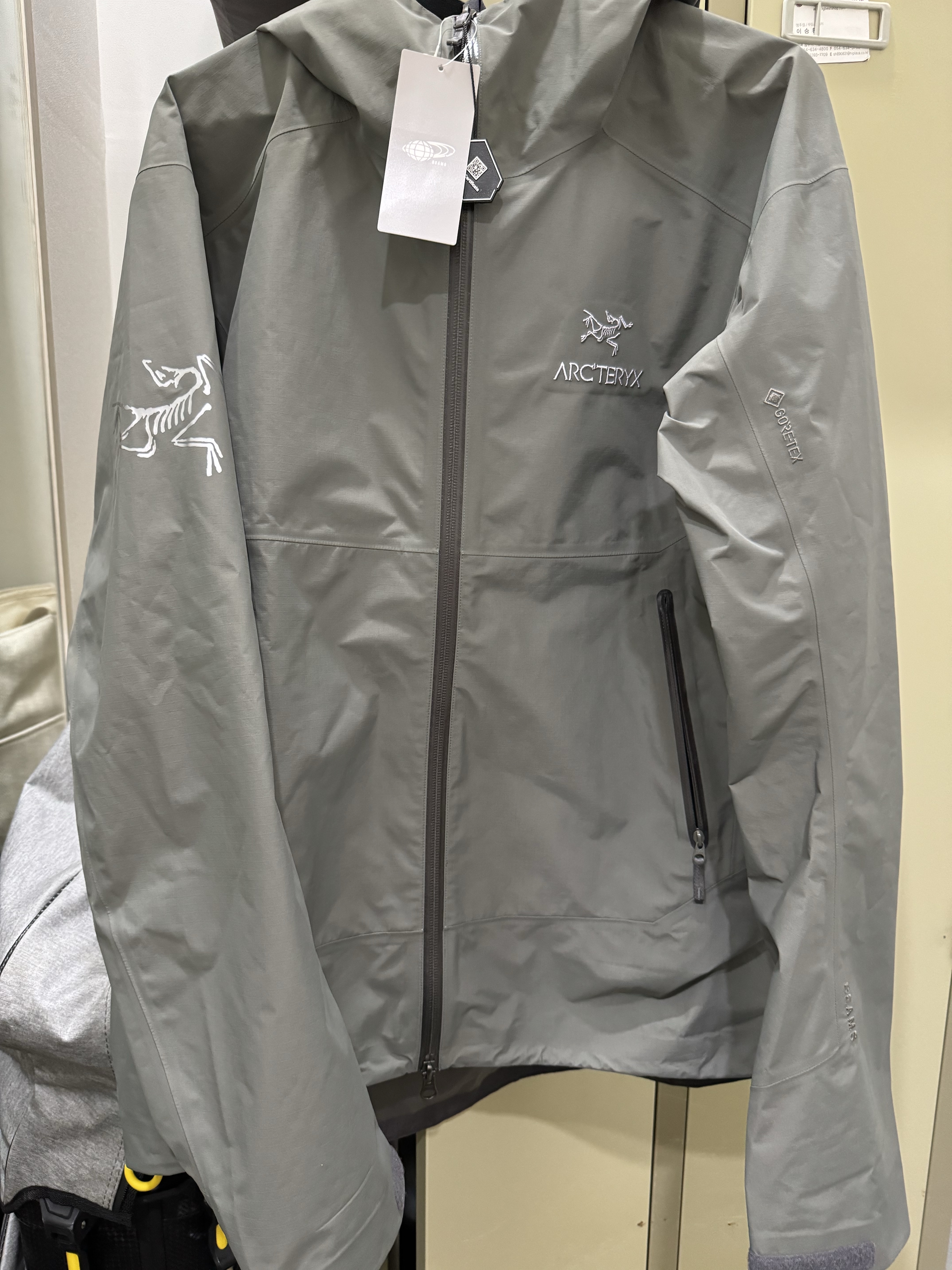Arc'teryx x Beams Zeta SL Jacket Grey 착용 스타일
