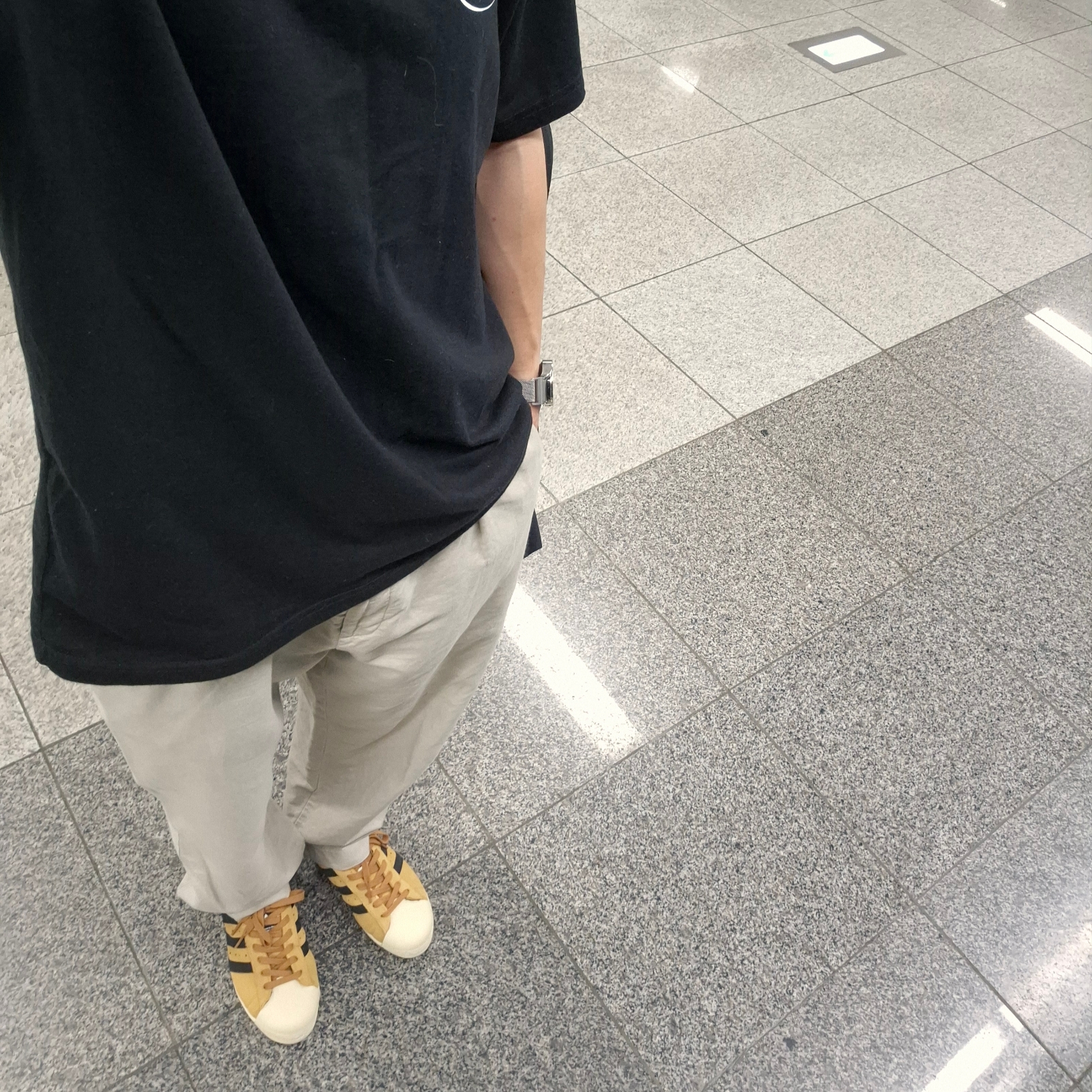 Adidas Superstar 82 Mesa Core Black 착용 스타일 - 1