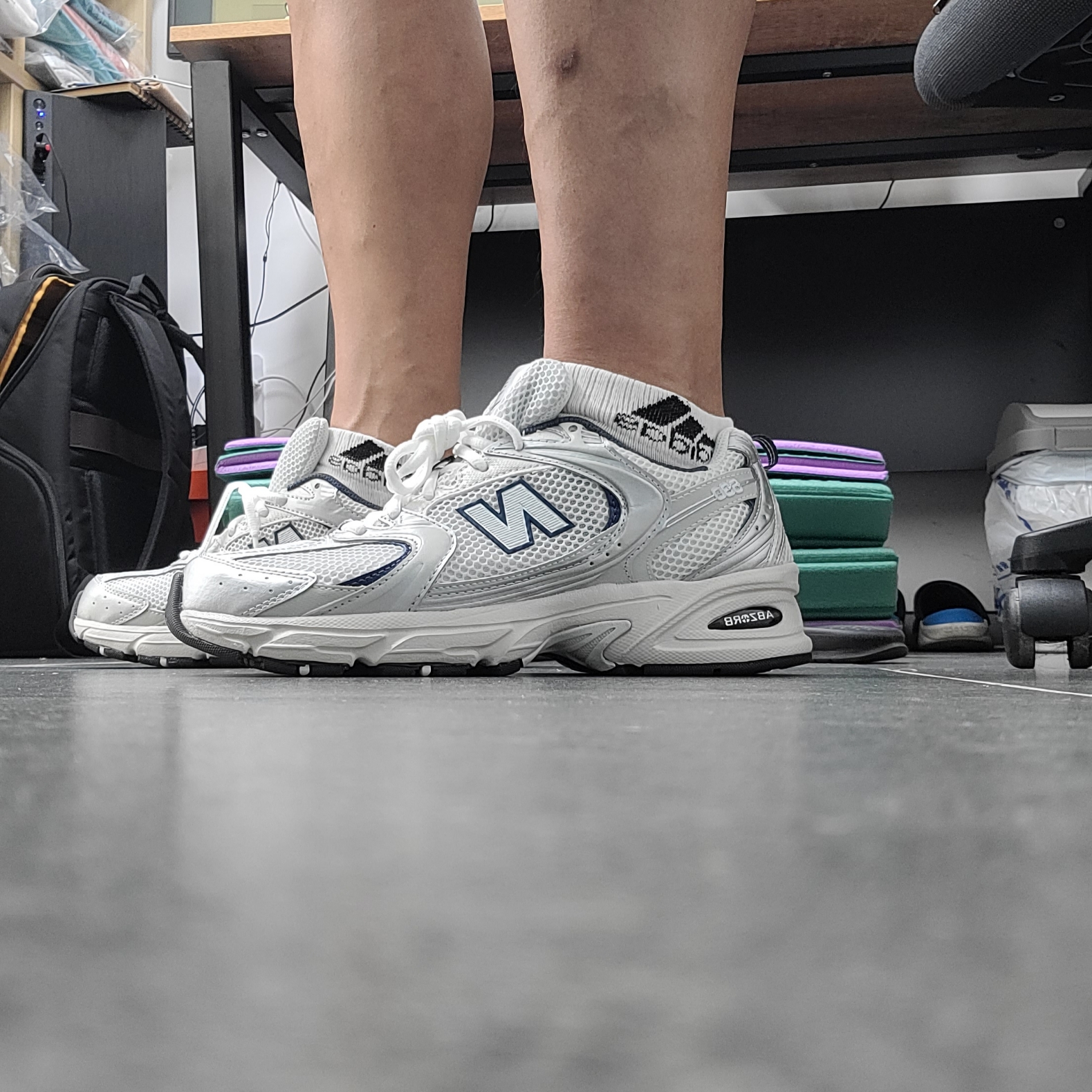 New Balance 530 Steel Grey 착용 스타일 - 1
