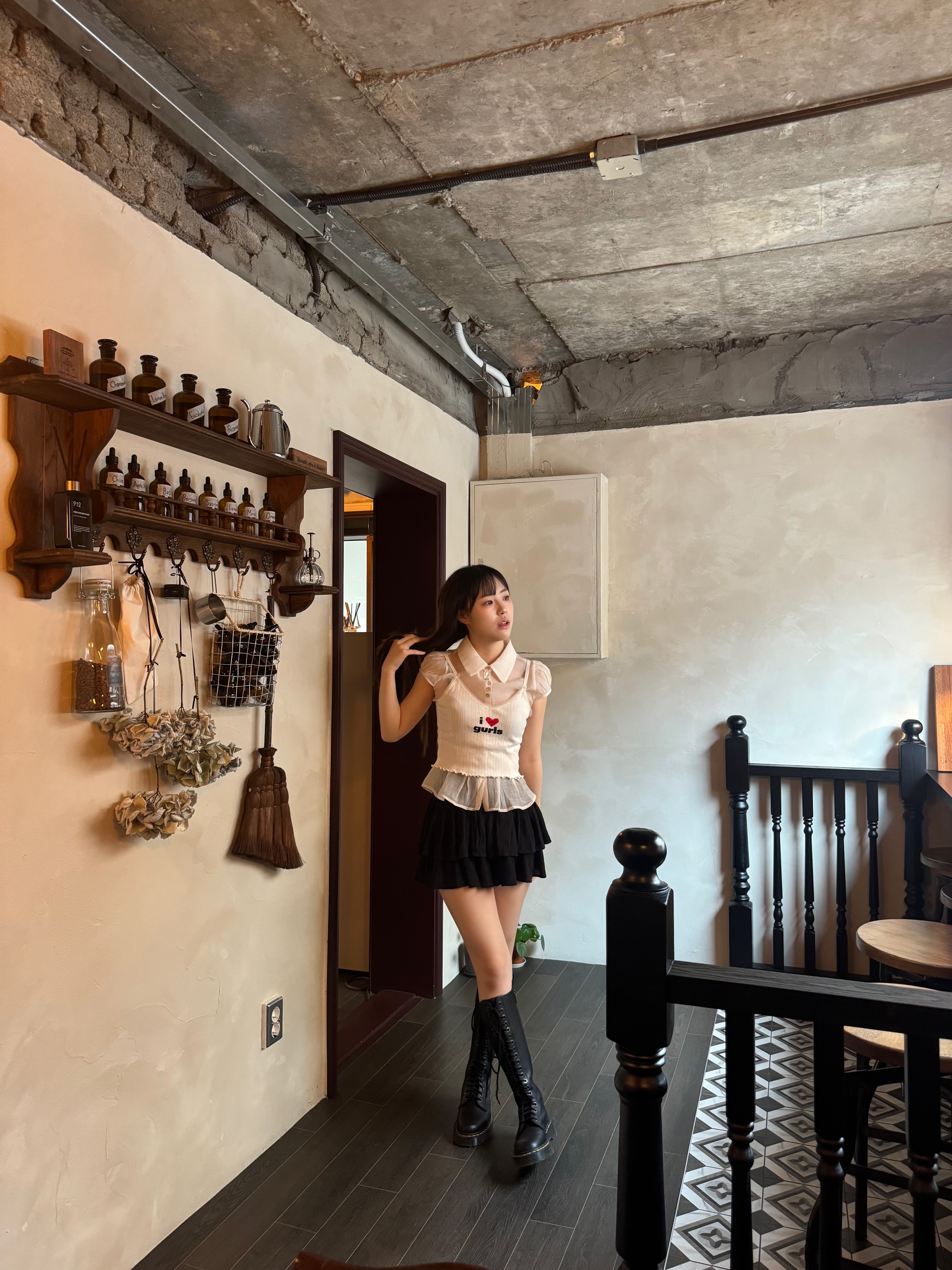 (W) Dr. Martens 1B60 Bex Boots Black, Vivienne Westwood Saffiano Biogreen Small Purse Cross Bag Black 착용 스타일 - 4